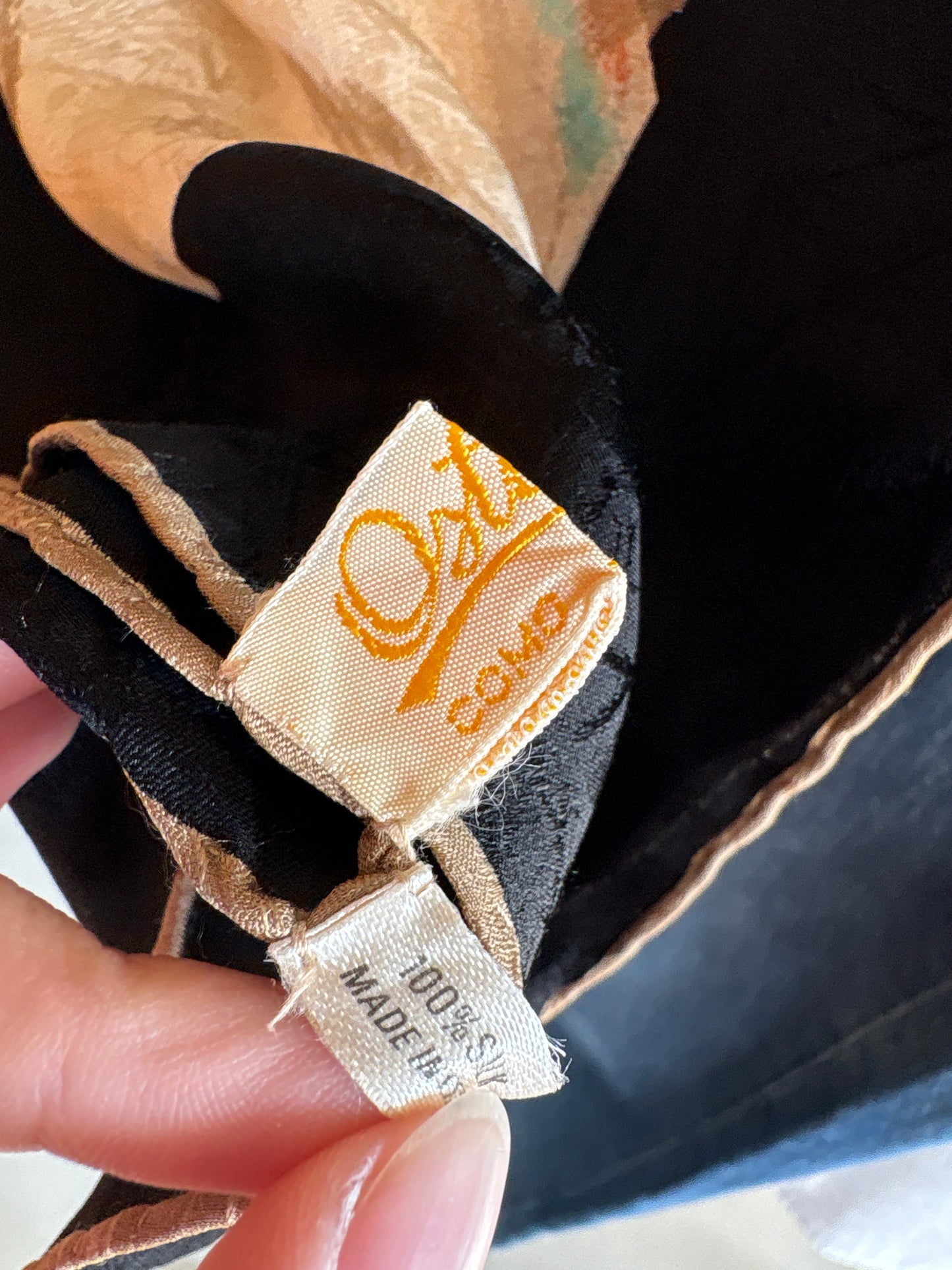 Eșarfă XL din mătase naturală cu paspoal negru