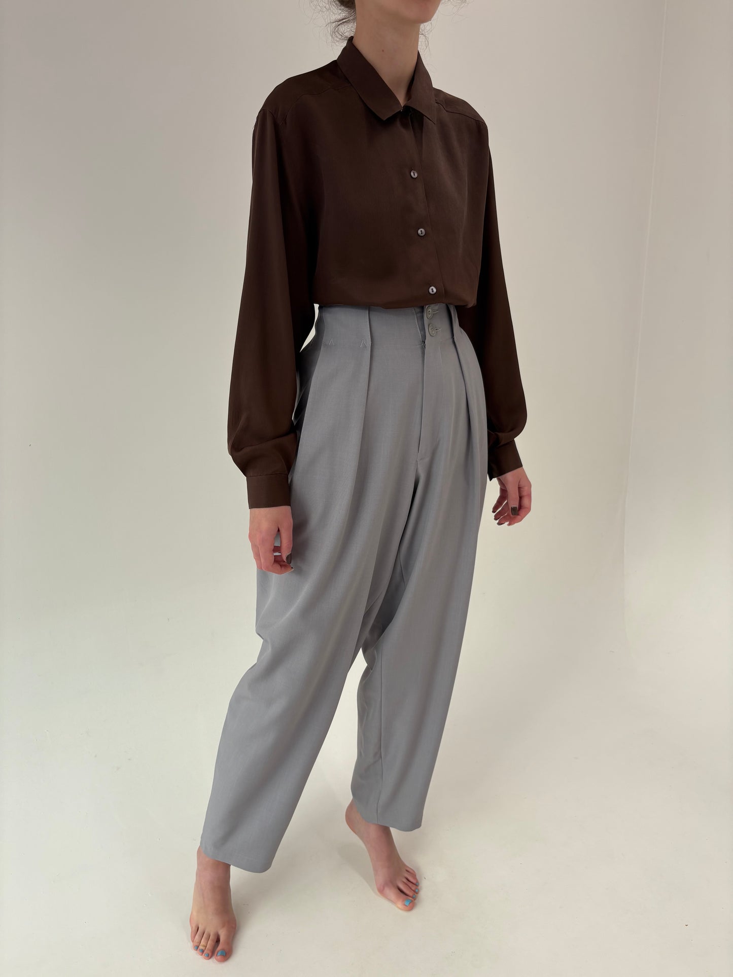 Pantaloni spectaculoși cu pense adânci silver gray din lana extrafina