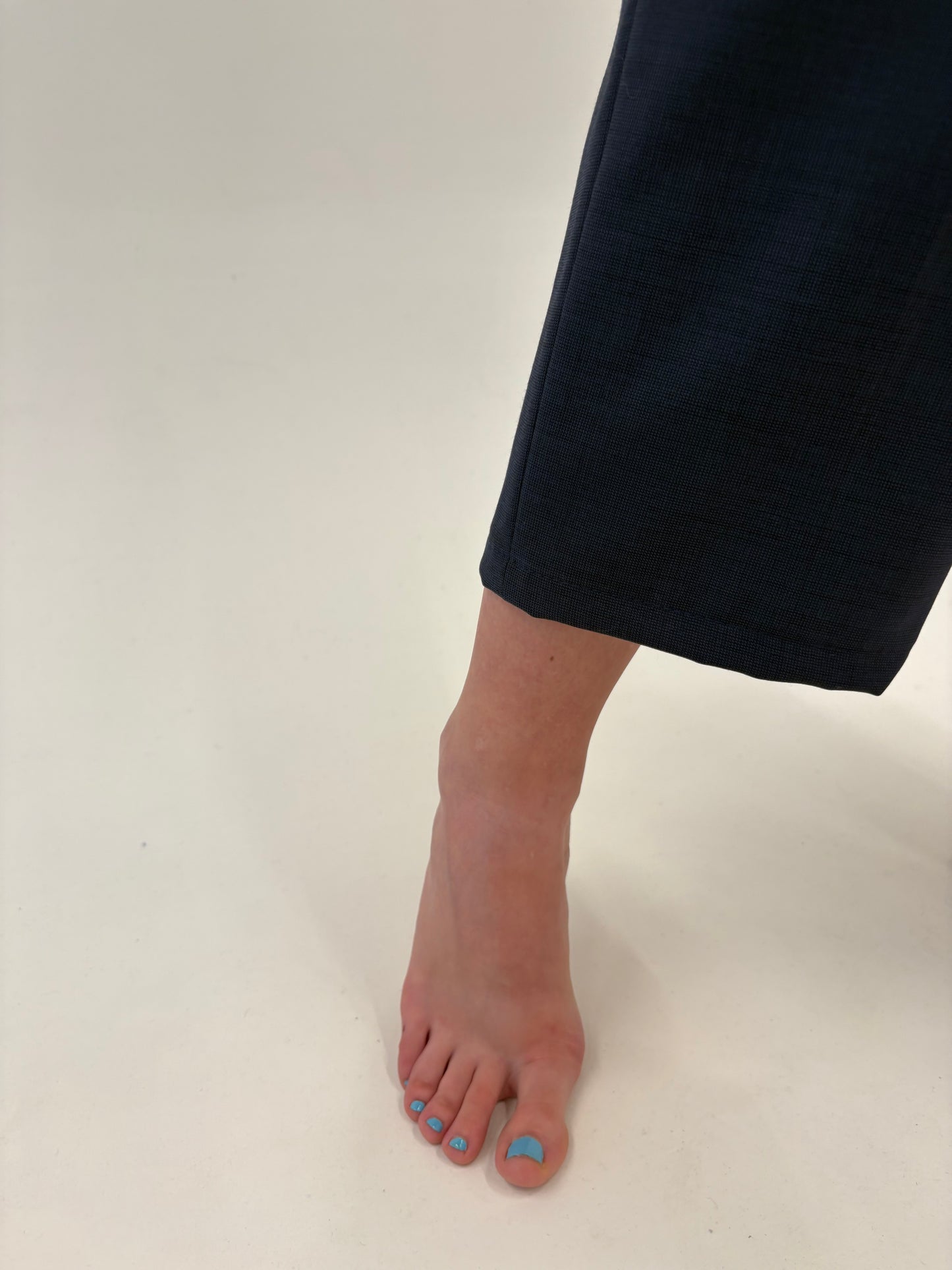 Pantaloni Navy cu pense din stofă de lana extrafina pura certificată