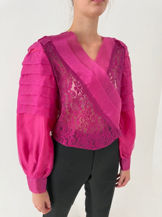 Cămașa statement fucsia din dantelă și croi elaborat din organza