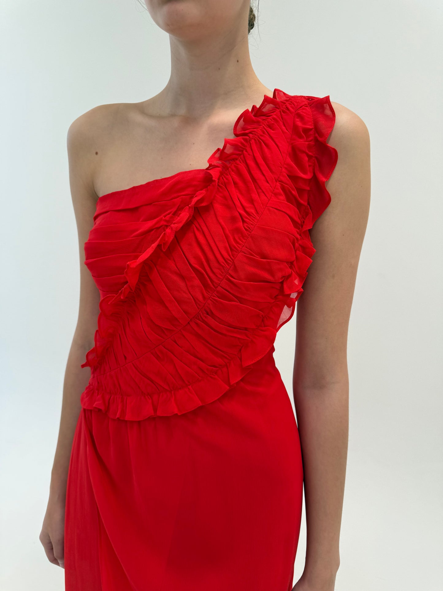 Rochie maxi cherry red de seară în croi elaborat asimetric cu corsaj