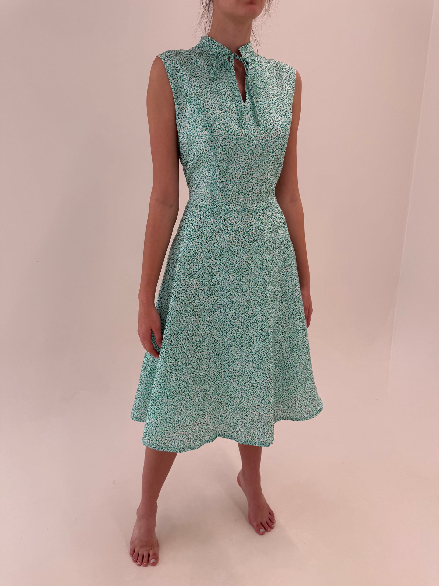 Rochie vintage în croi de ani 50 cu print delicat în nuanțe de verde