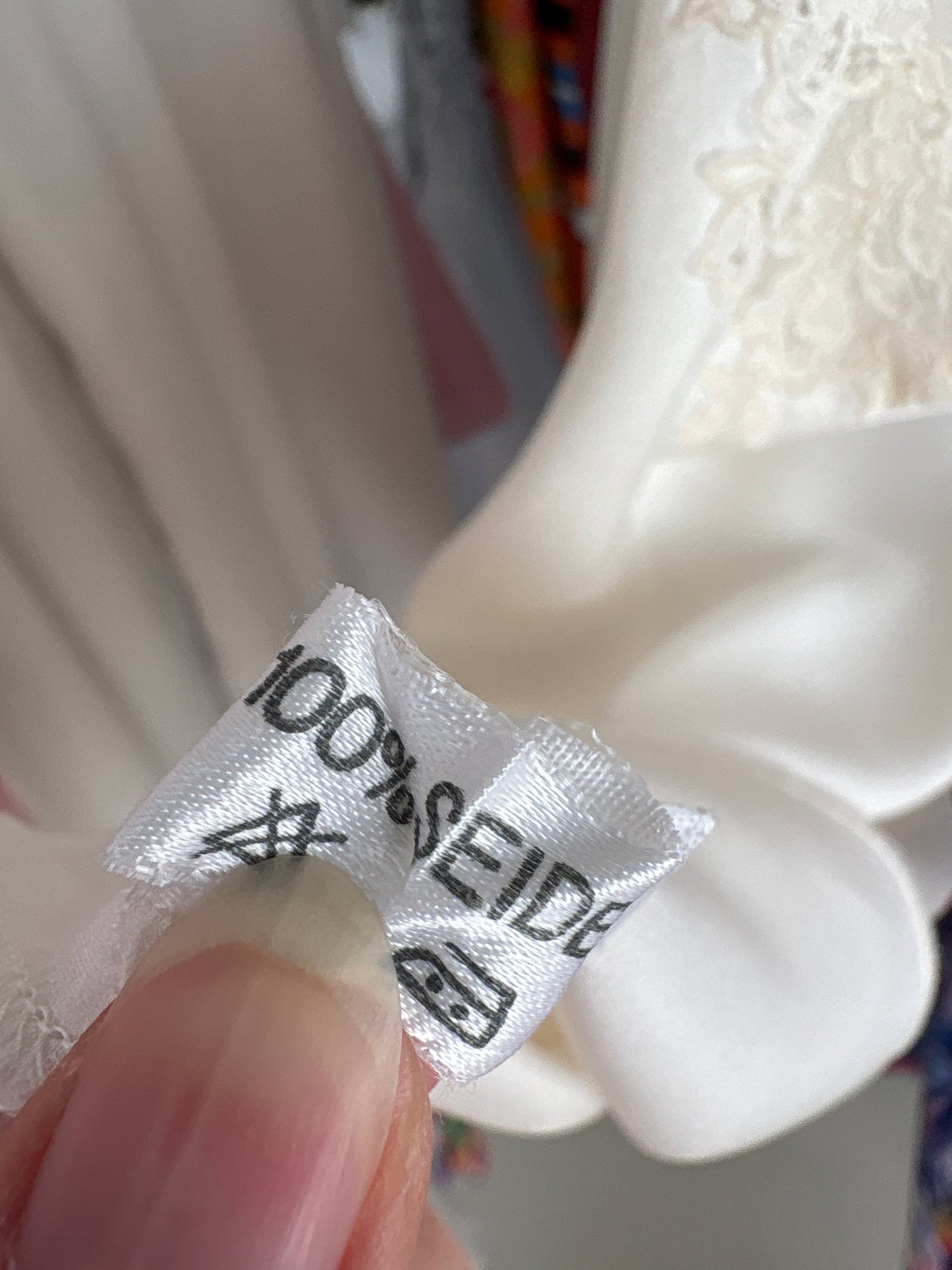 Top minimalist din mătase naturală cu inserții superbe de dantelă chantily