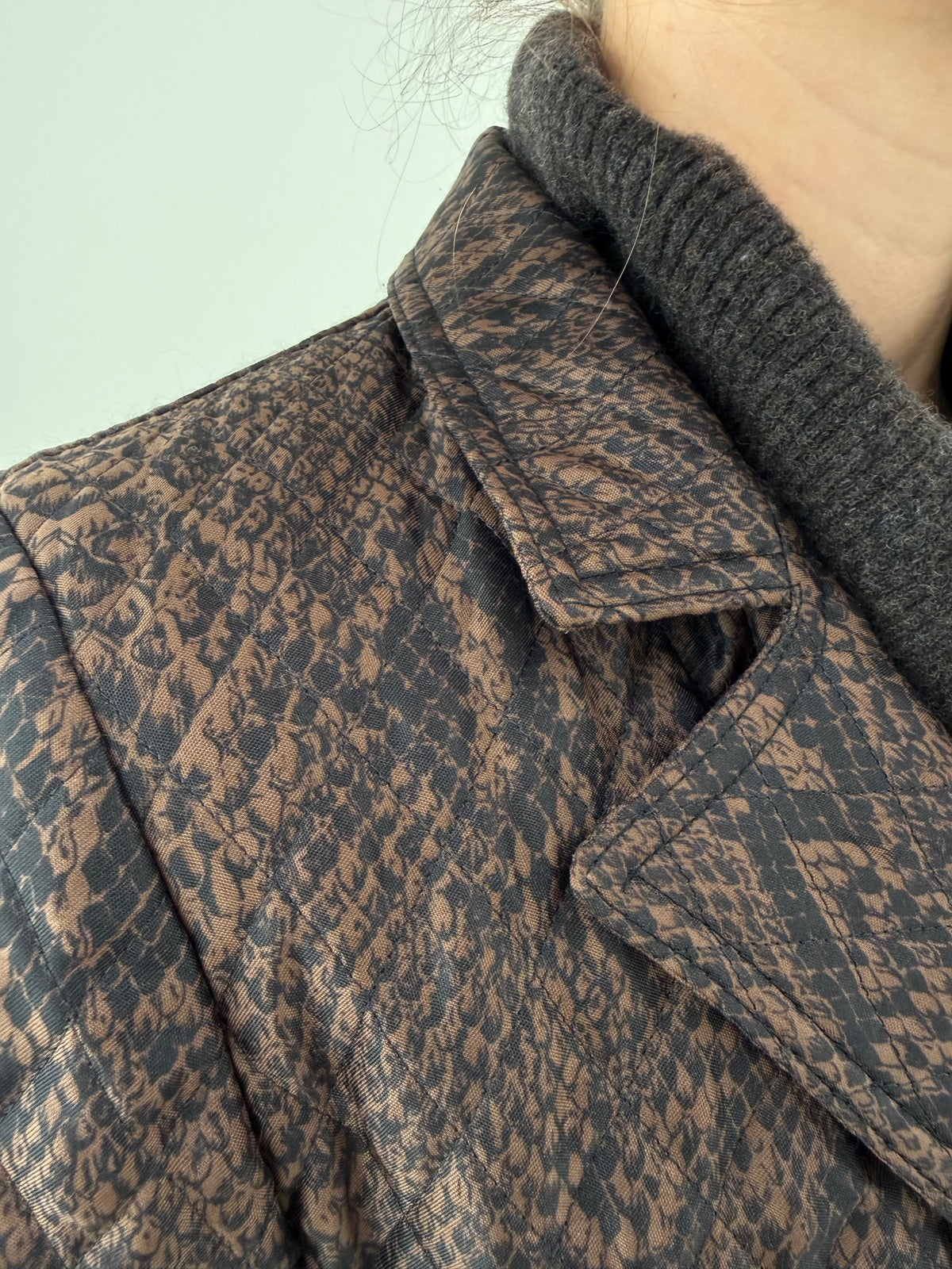 Geaca maltasata animal print chocolate brown cu negru și feronerie aurie