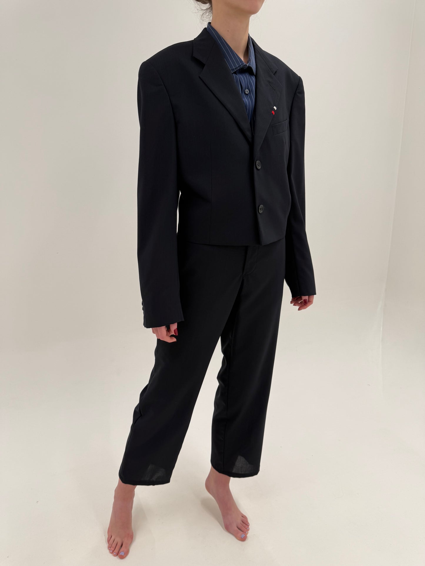 Costum Armani în croi super actual cu sacou scurt din lana extrafina