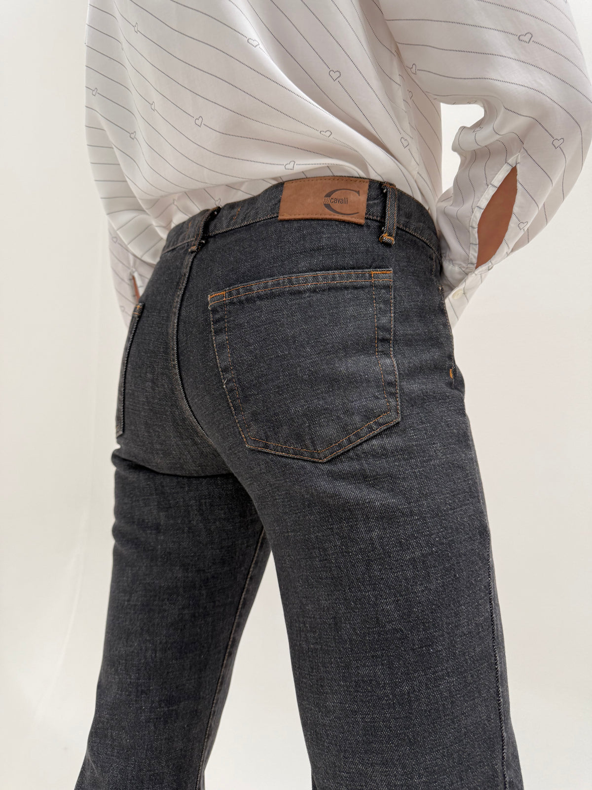 Jeans Cavalli dark wash straight leg cu un sclipici argintiu foarte discret tall