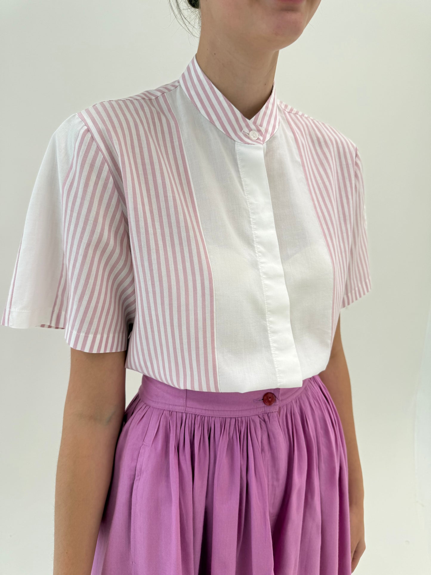 Cămașa din panzica cu dungi fine roz in croi retro modern