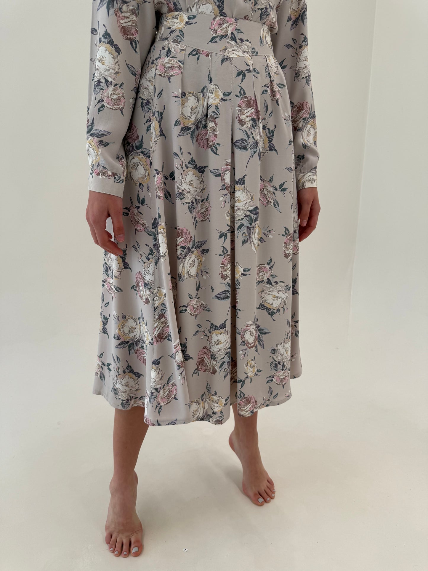 Set vintage excepțional warm gray cu print floral delicat și fustă spre maxi