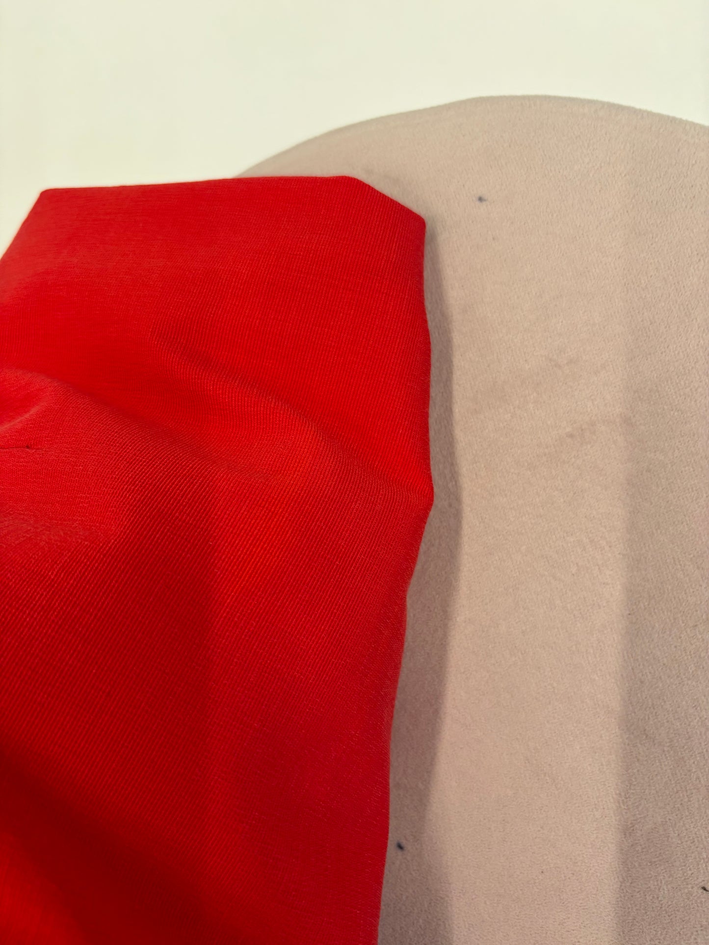 Rochie modelatoare cherry red cu broșă inclusă