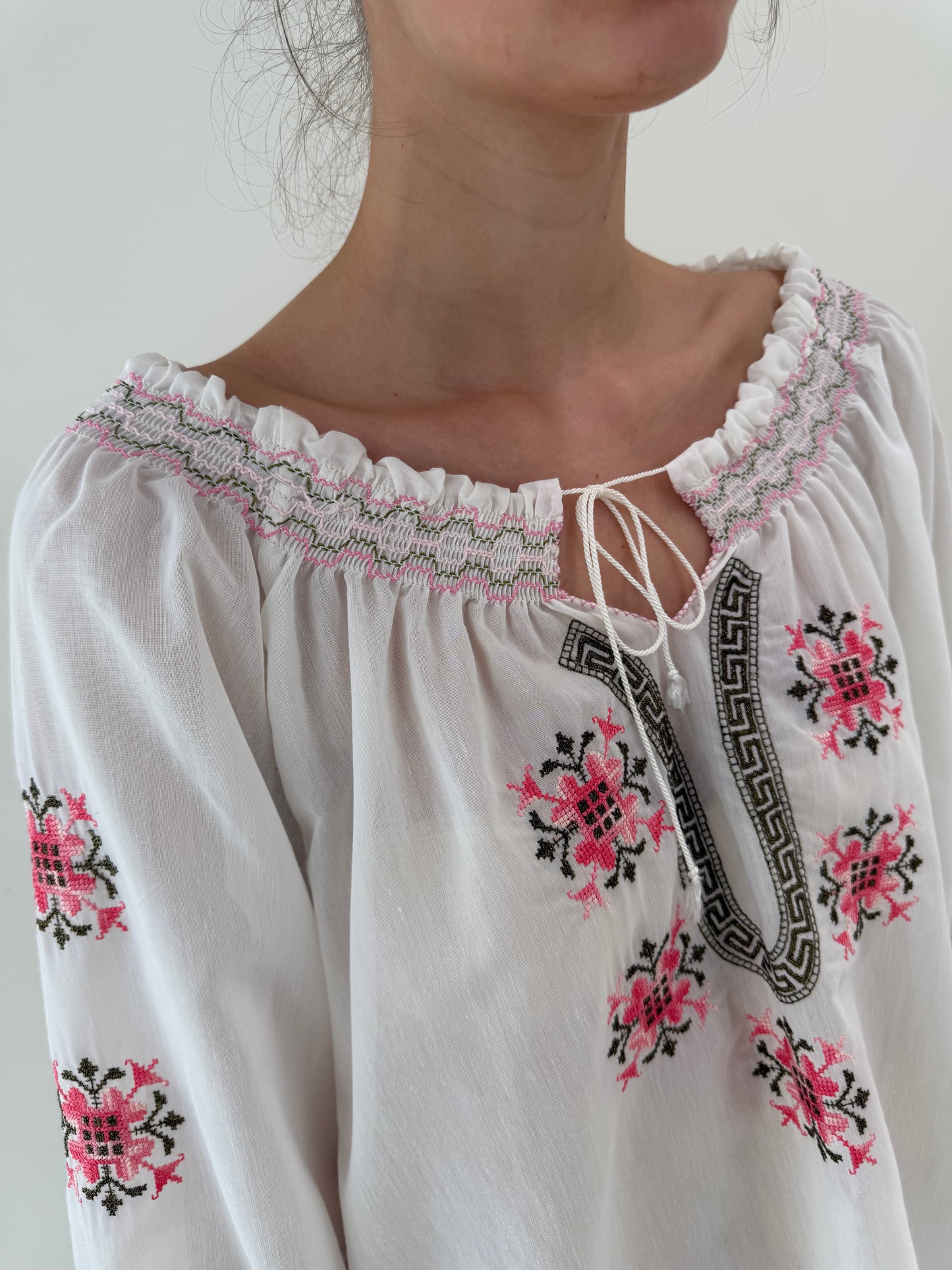 Cămașa din pânză în croi amplu cu broderie manuală excepțională