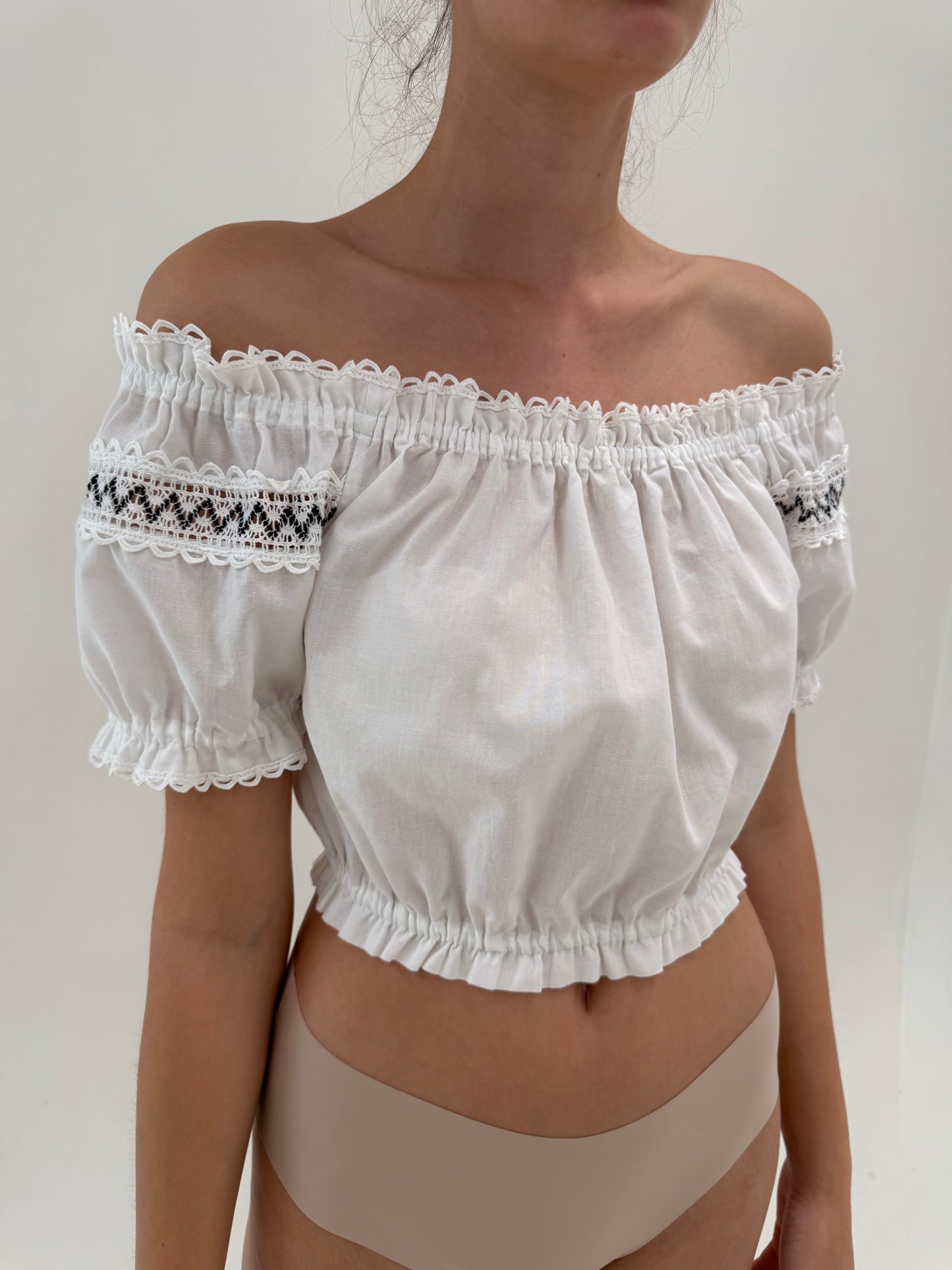 Top vintage din bumbac cu broderie și talie marcată elastică