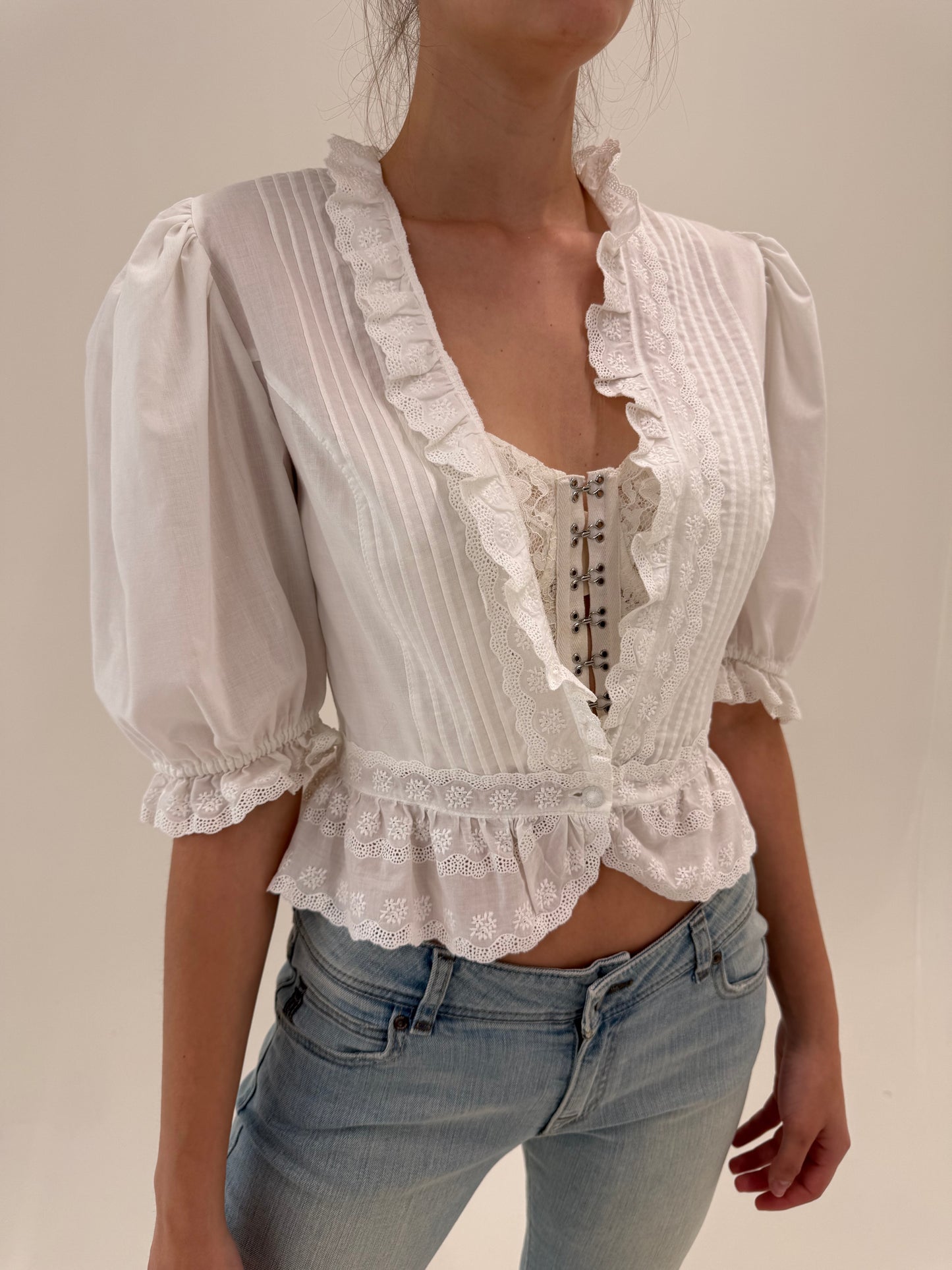 Sacou de vară ultra cambrat din bumbac cu broderie anglaise și mâneci bufante