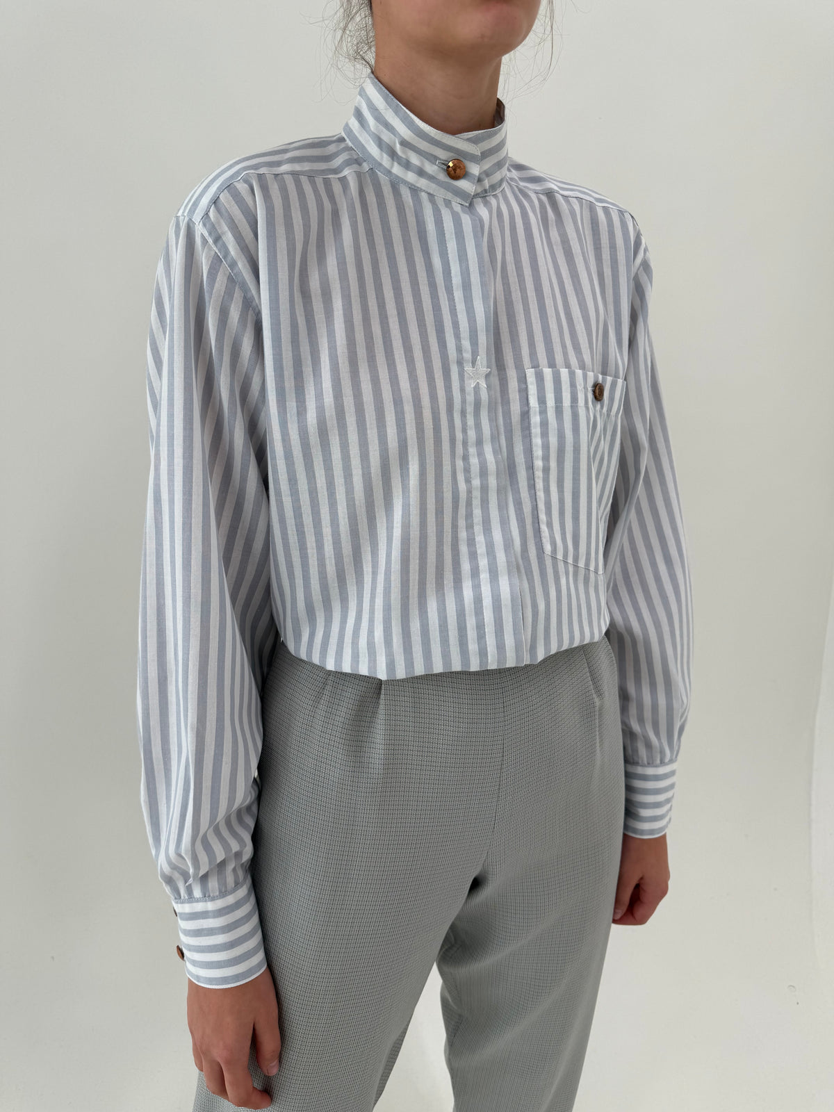 Cămașa vintage în dungi și croi retro modern din poplin de bumbac
