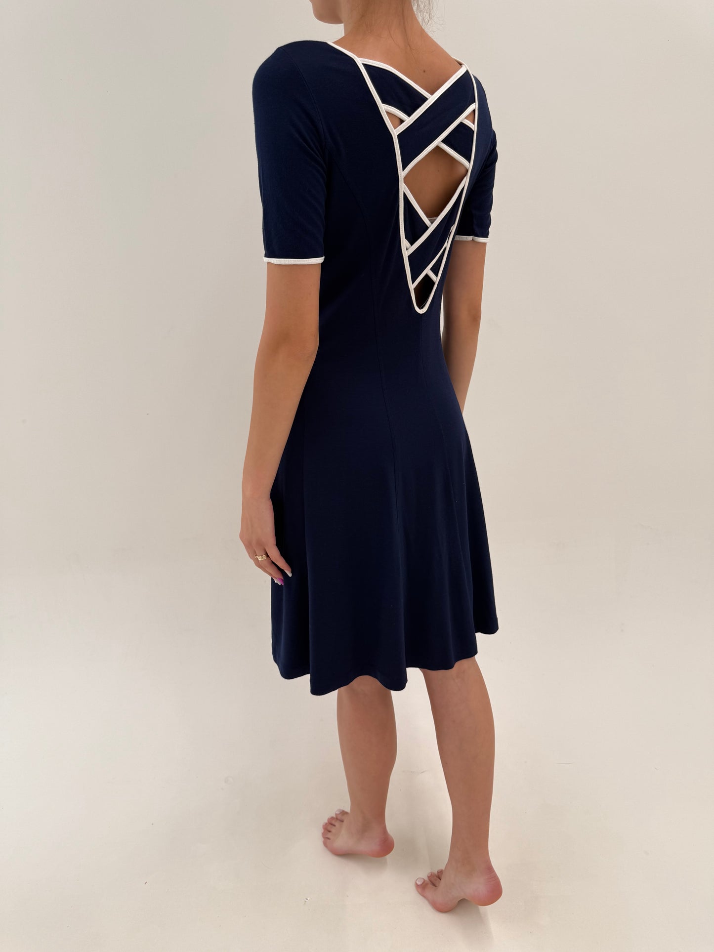 Rochie ultra confort Navy cu decupaje chic la spate și paspoal alb
