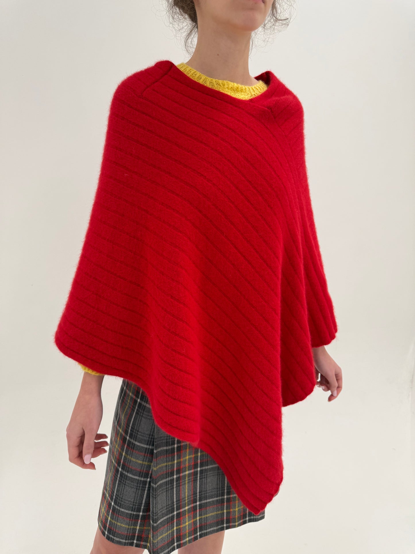 Capa cherry red din tricot plin extrafina de lana cu Angora