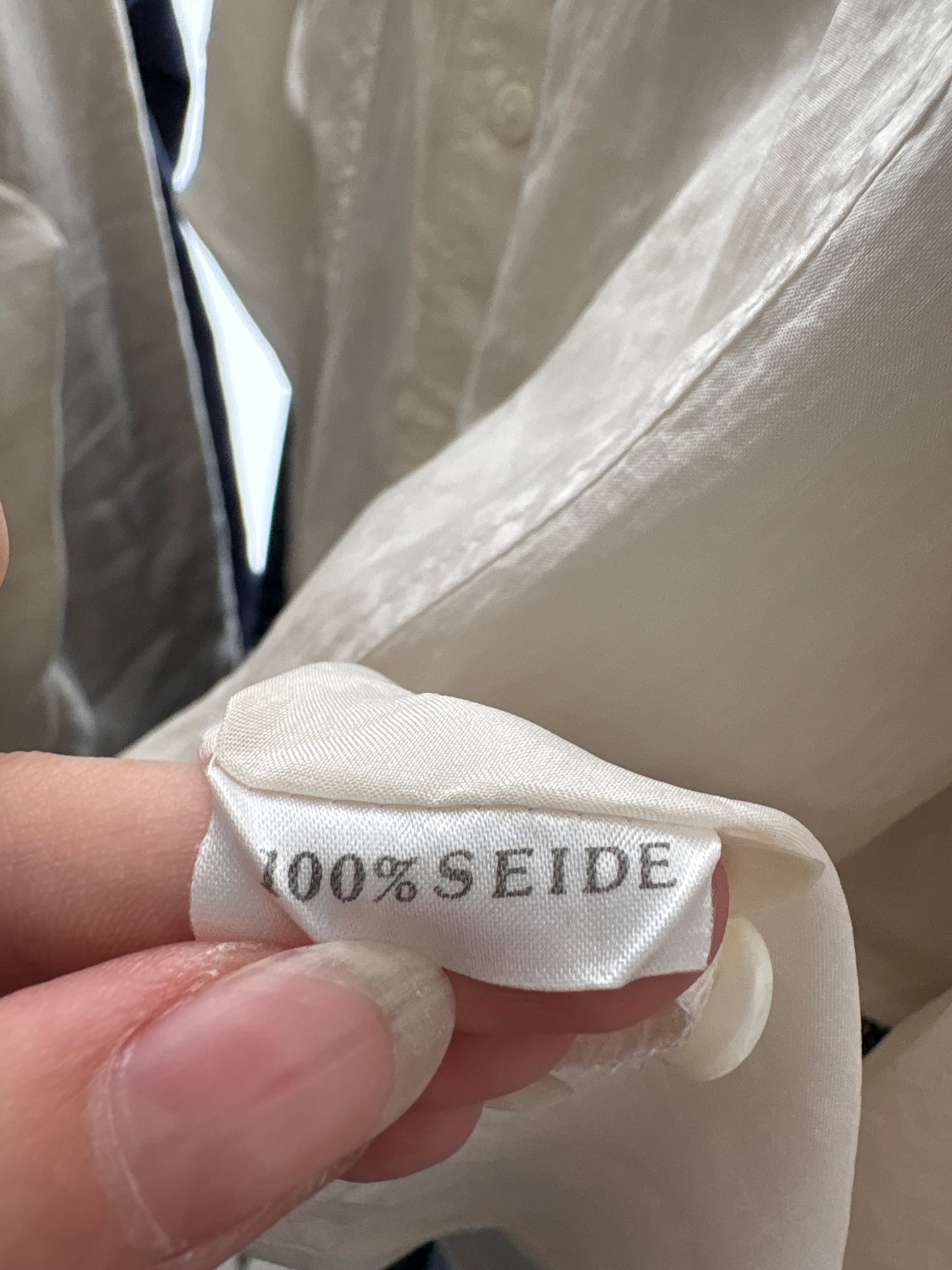 Cămașa butter white din mătase matuala în croi retro modern lejer