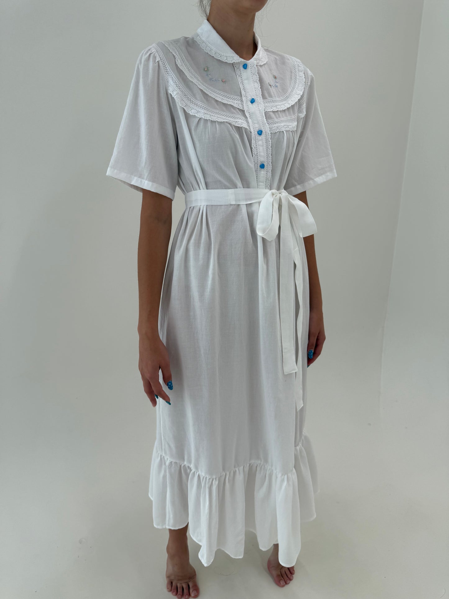 Rochie maxi cu broderie manuală delicată și cordon din panzica de bumbac