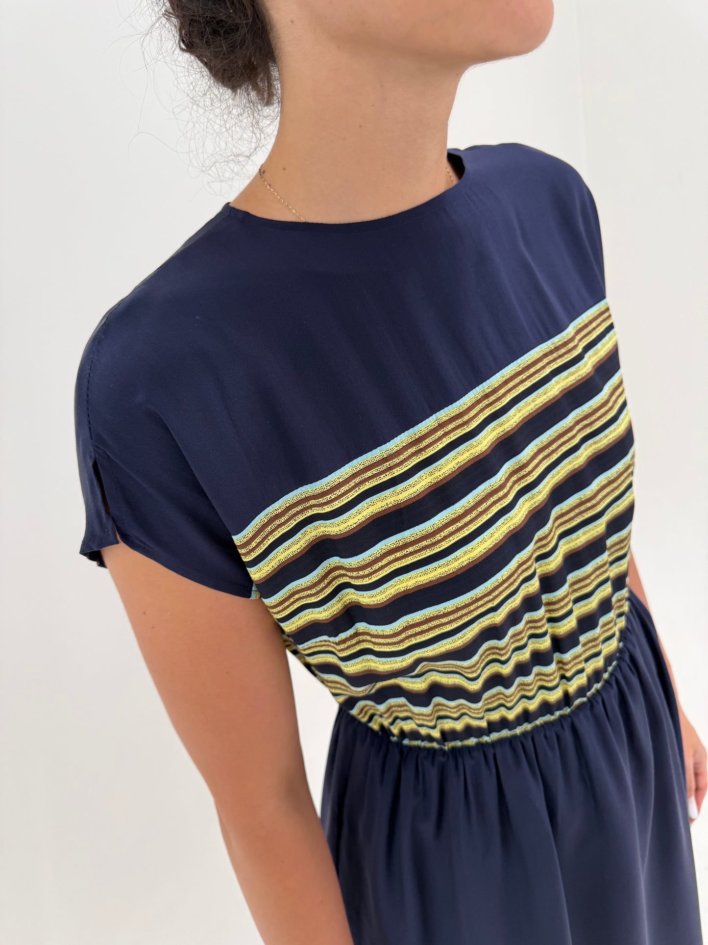 Rochie din twill de mătase matuala în croi retro modern cu talie elastică