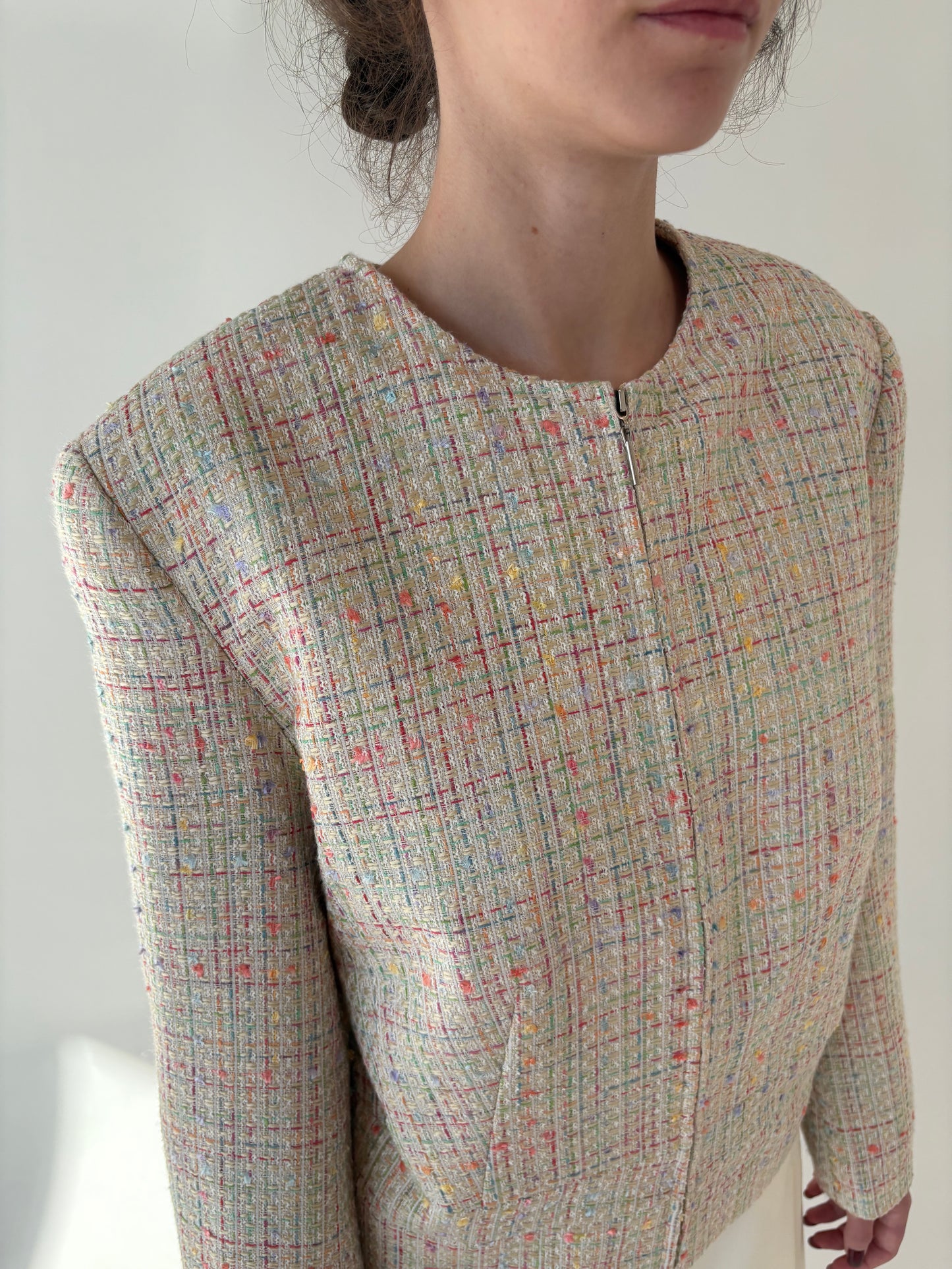 Sacou in stil Chanel din tweed butter white cu inserții curcubeu