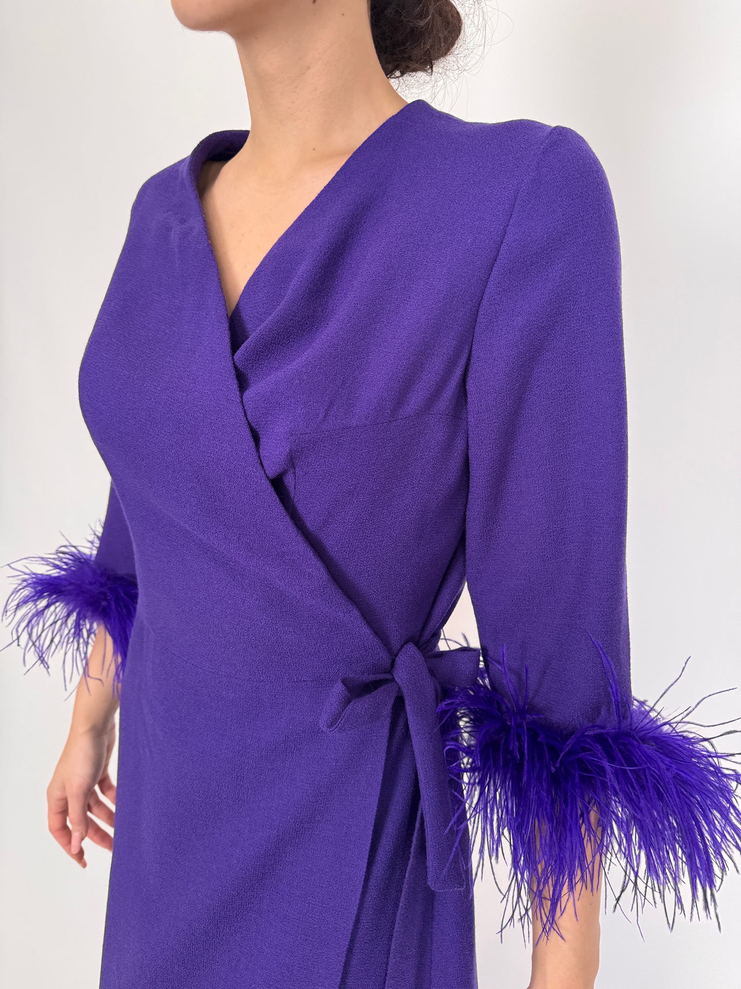 Rochie vintage maxi petrecută electric purple cu aplicații din pene naturale