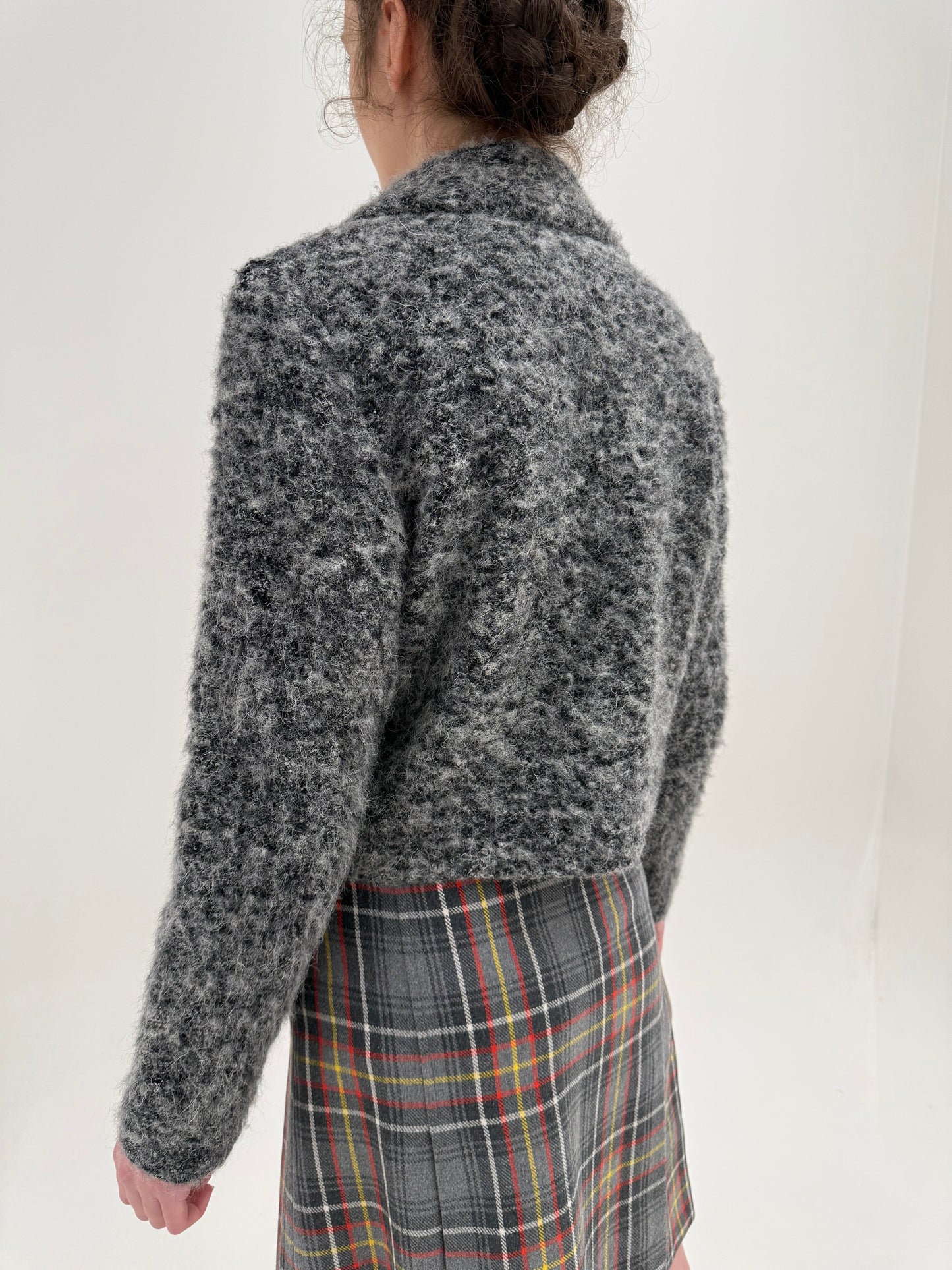 Jacheta din boucle de lana pufos în jumate de gri și croi actual