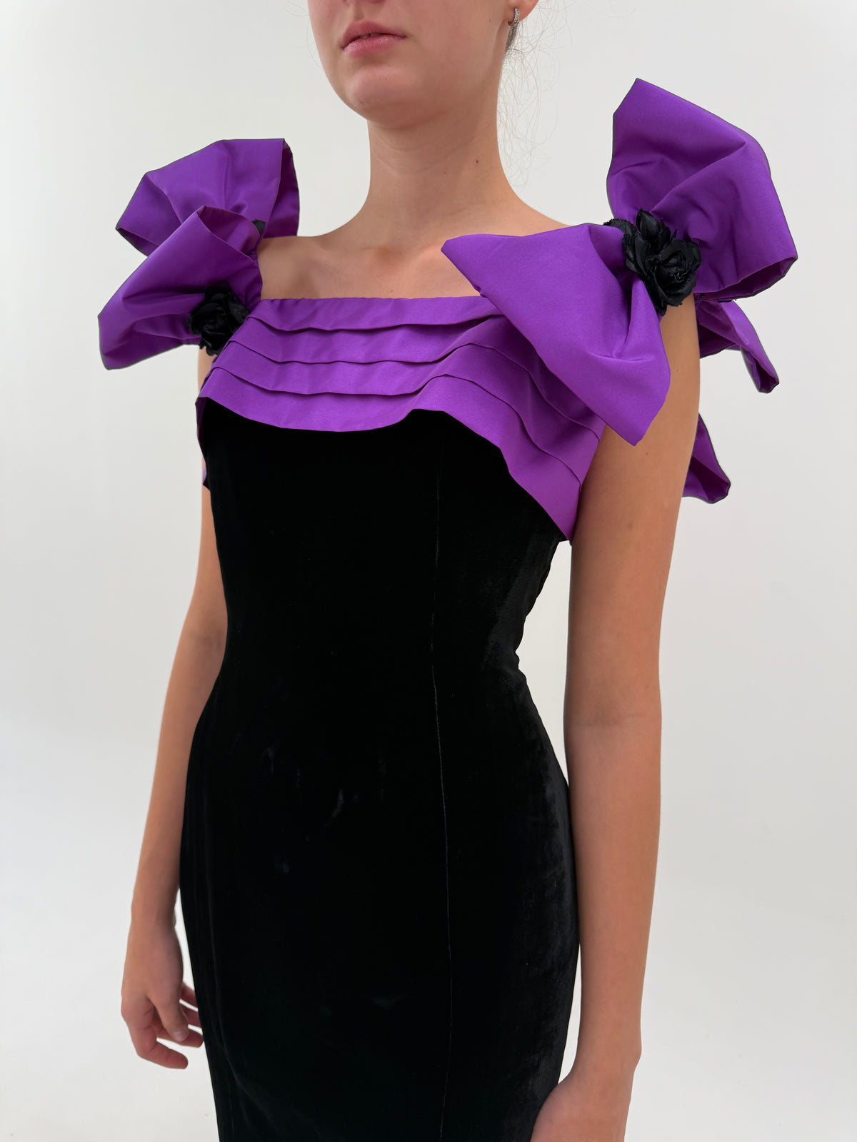 LBD maxi spectaculoasă în croi ultra elaborat din catifea cu volume superbe