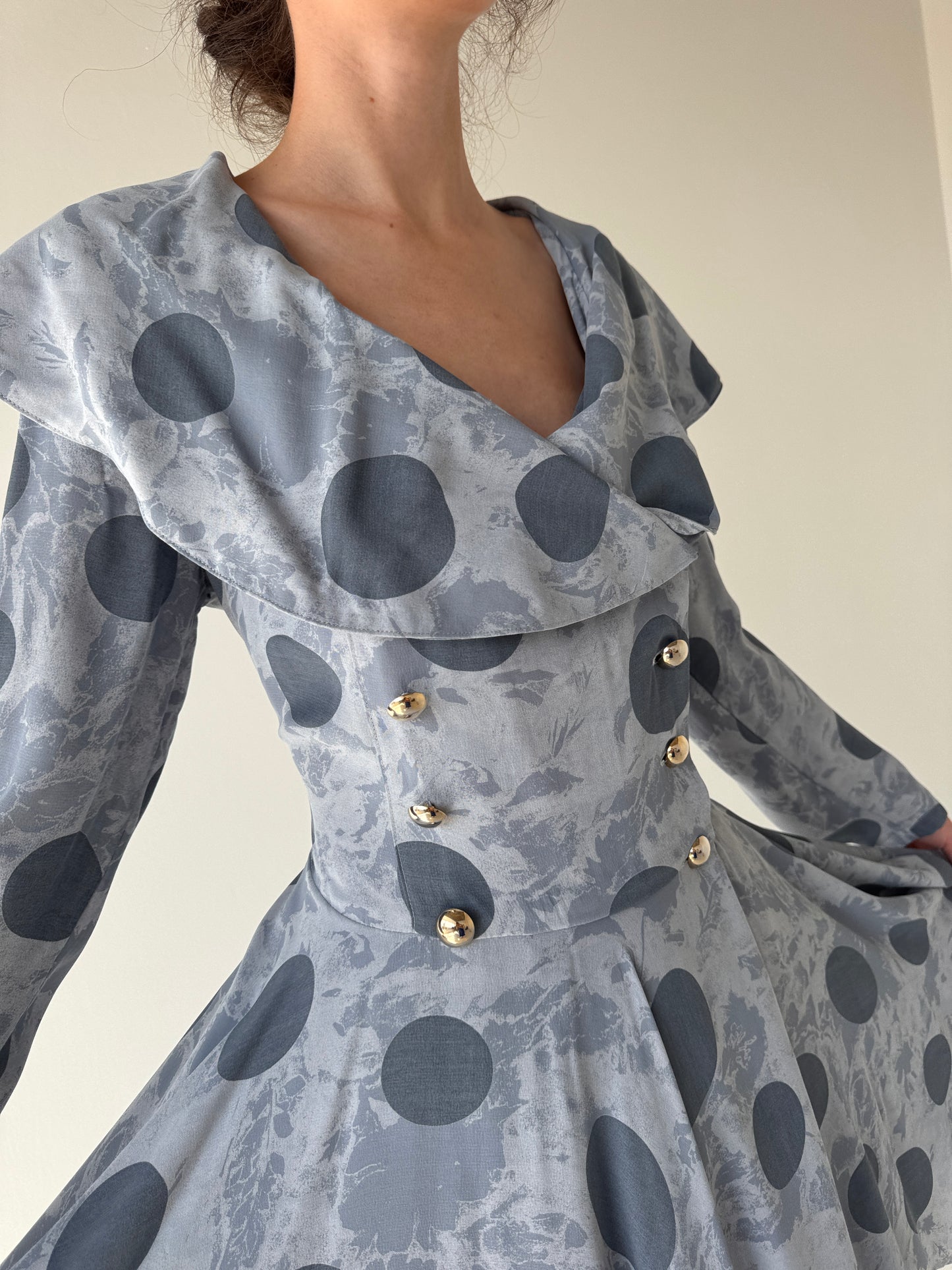 Rochie vintage cu buline, guler supradimensionat si talie ultra marcată