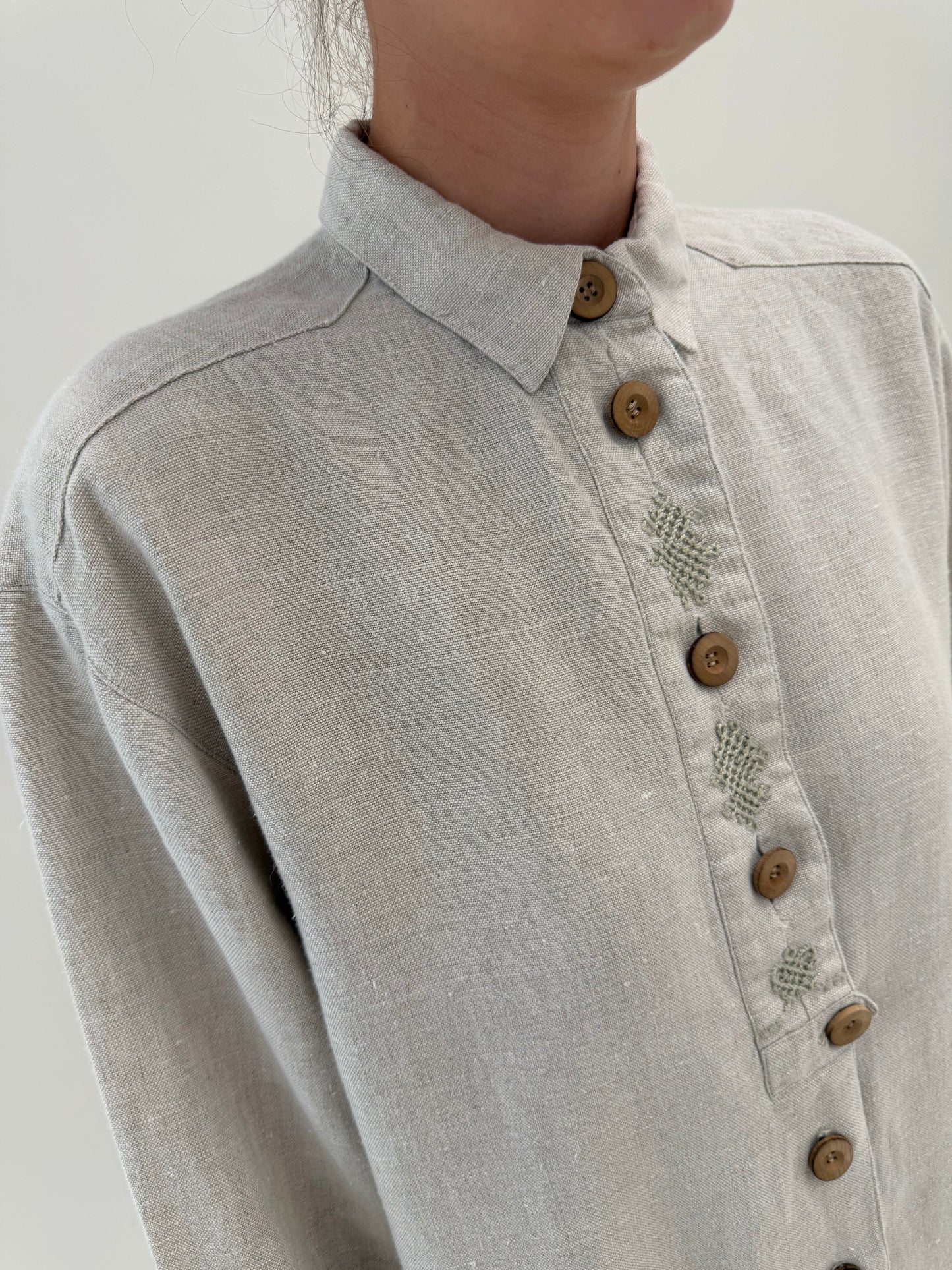 Cămașa petite old vintage din pânză excepțională de in cu broderie și nasturi din lemn
