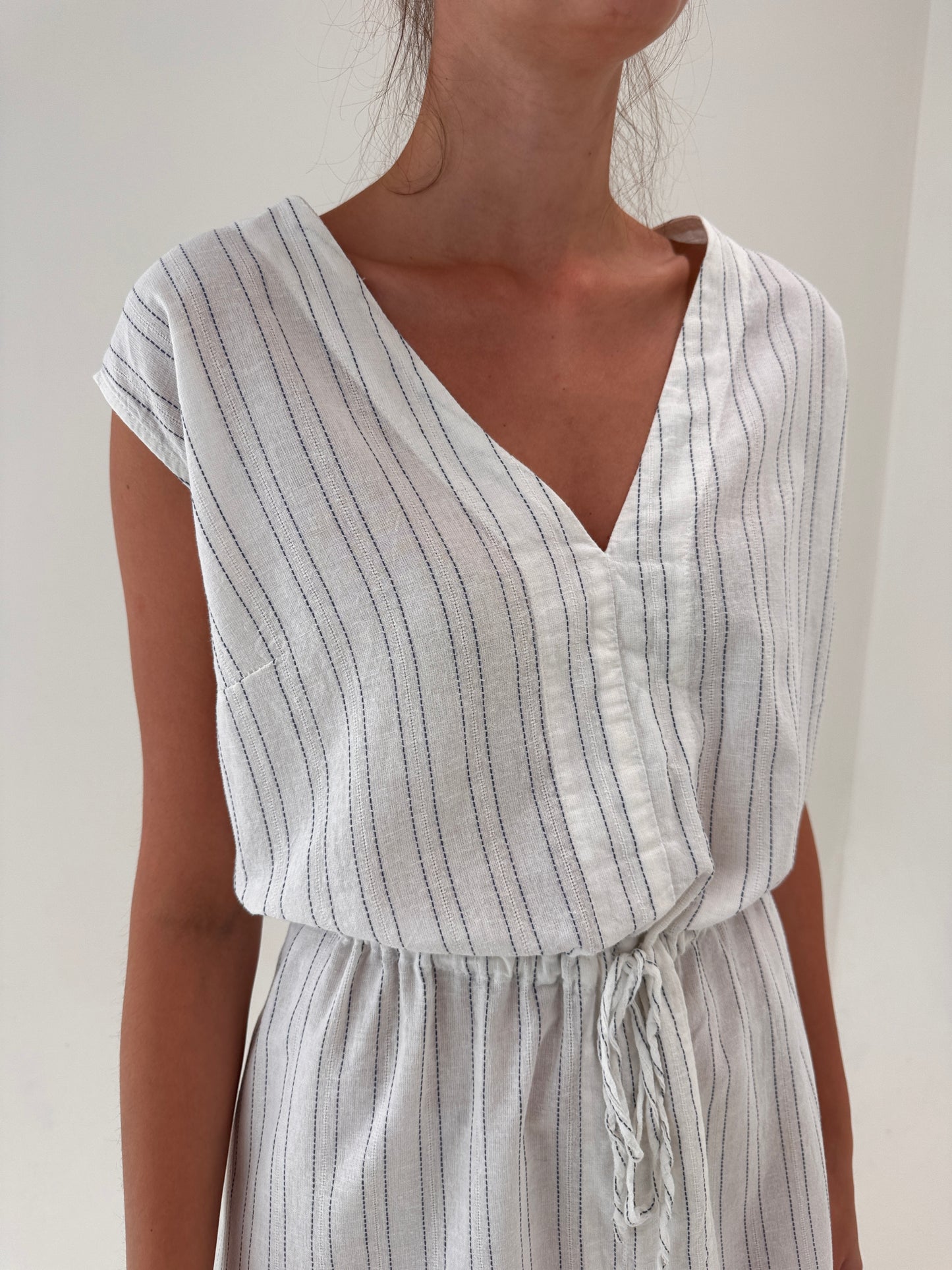 Rochie maxi din in premium în croi minimalist cu talie reglabilă și dungi fine