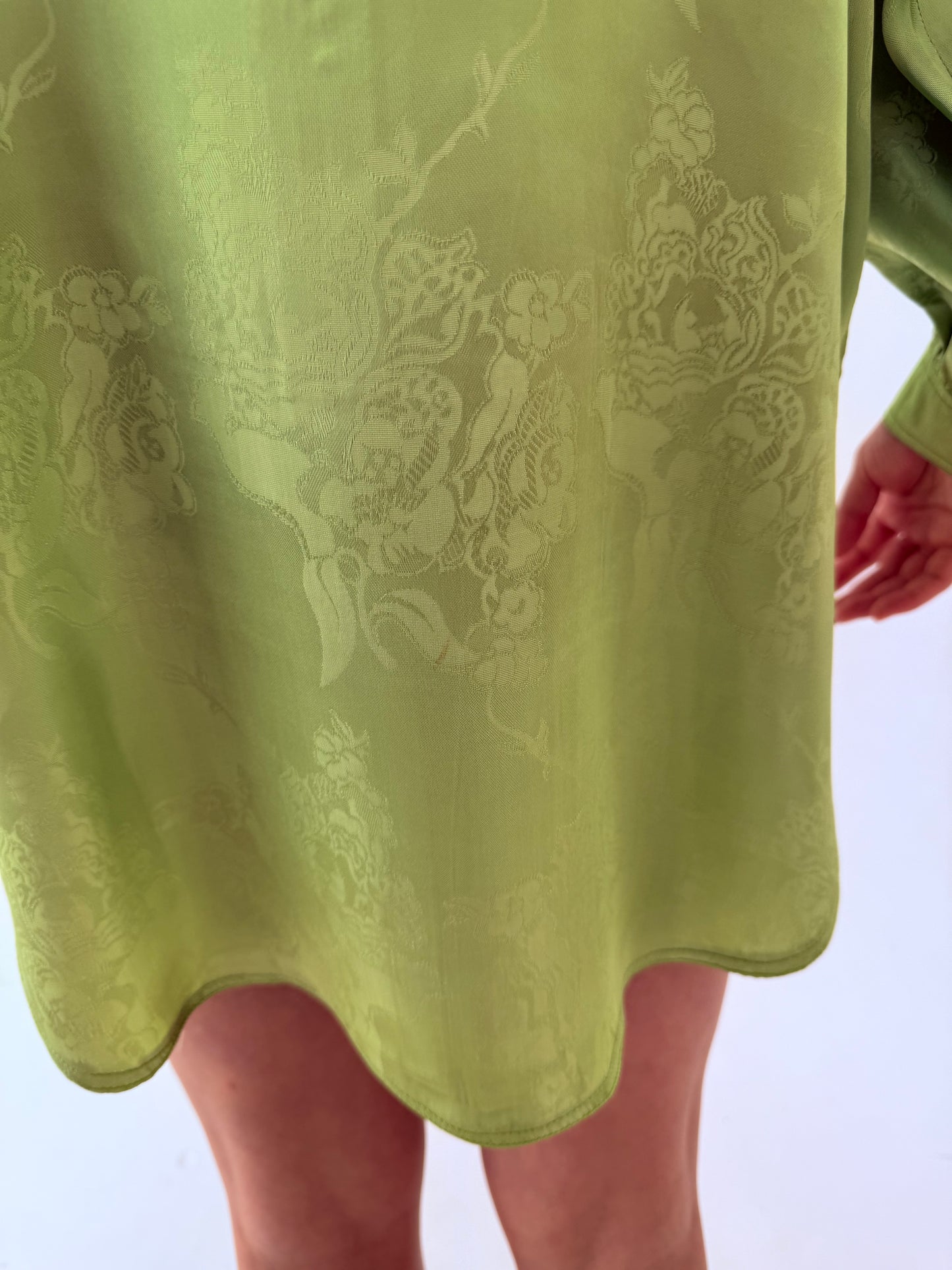 Cămașa verde crud in croi lung din jacquard cu pliseuri și mâneci ample
