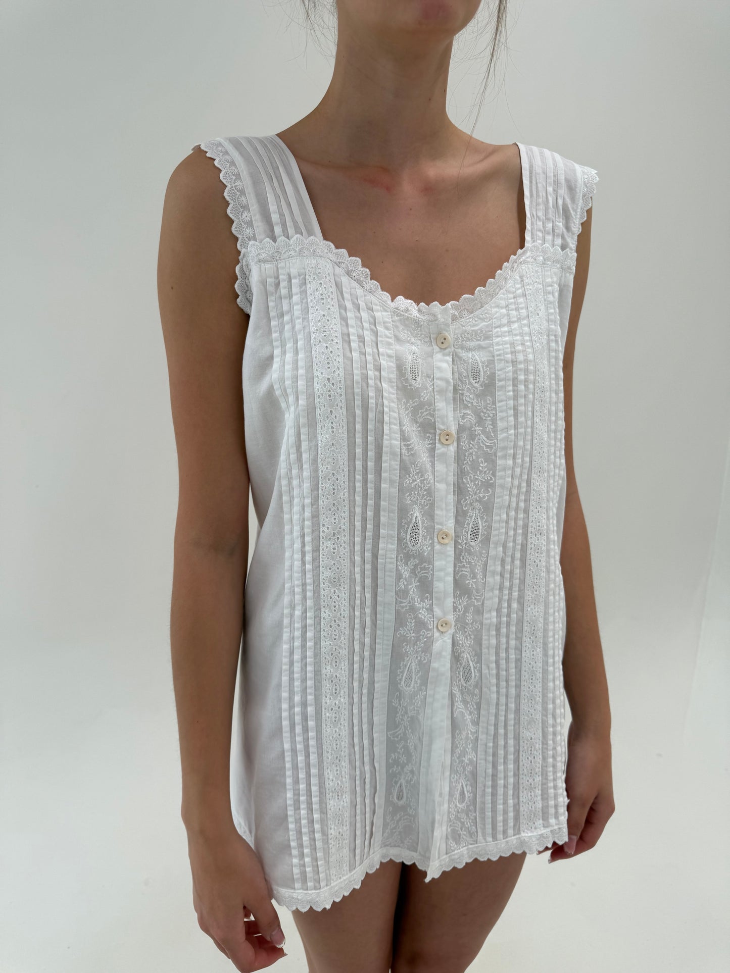 Top vintage cu broderie anglaise și bretele late din bumbac premium