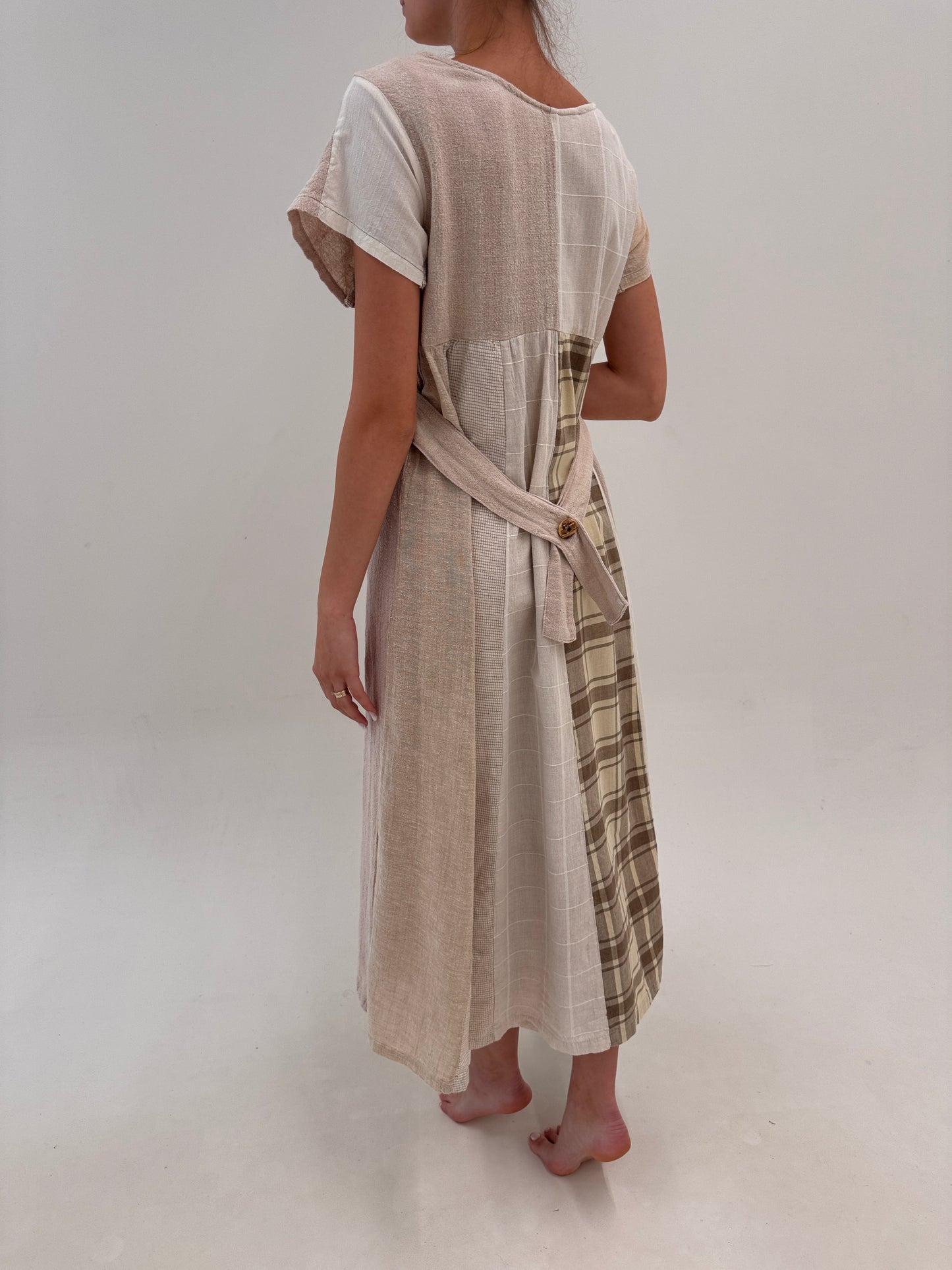 Rochie maxi din pânză de in și bumbac în culori neutre si croi elaborat patchwork