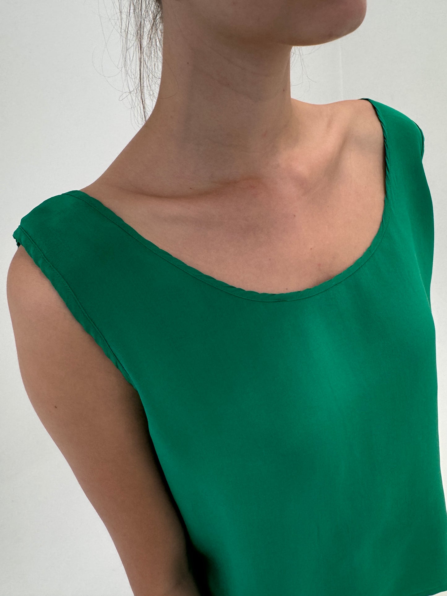 Top italian emerald green din mătase naturală în croi minimalist
