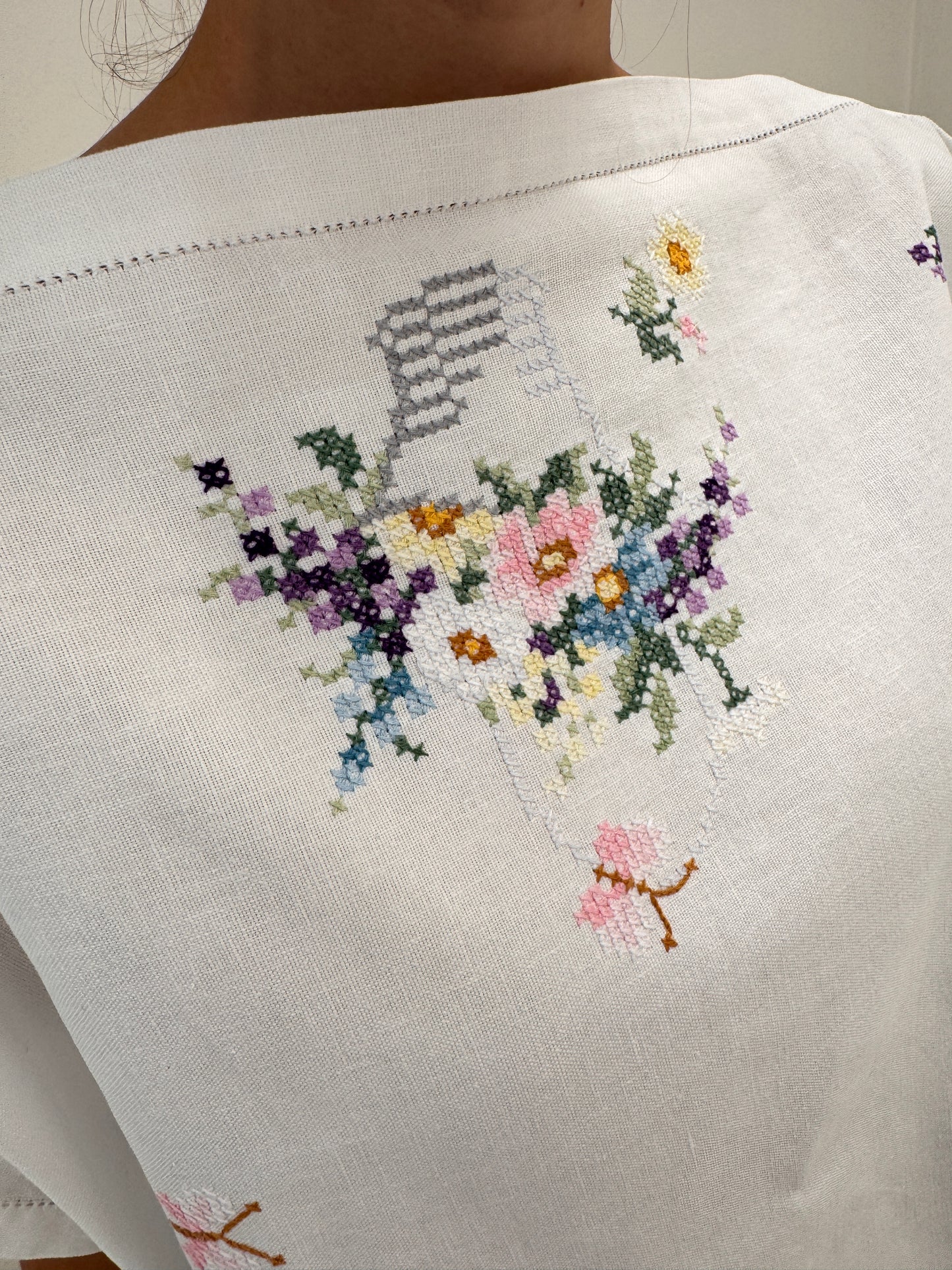 Set din in excepțional cu broderie manuală delicată colorata și fustă maxi