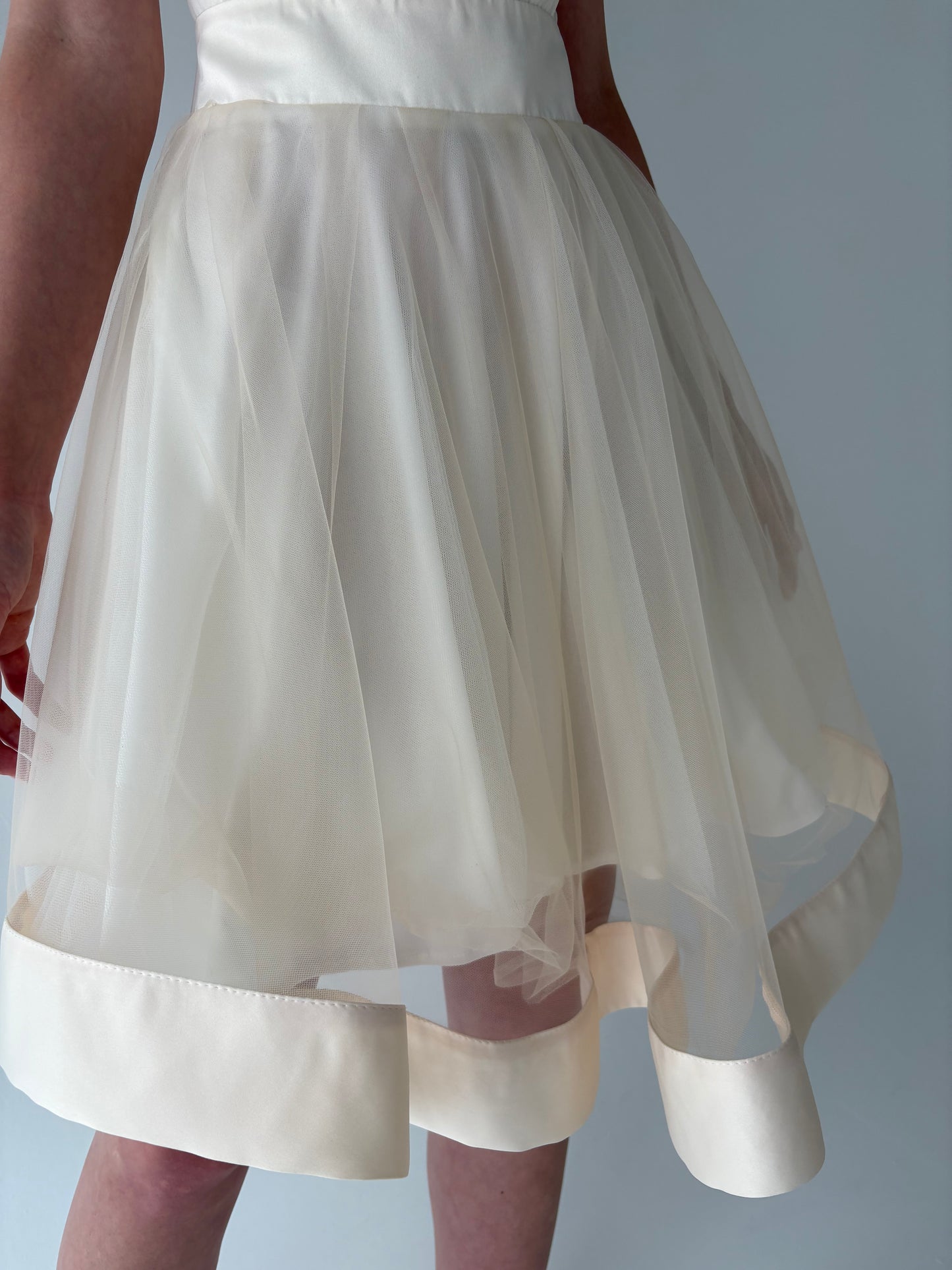 Rochie princess ivoire cu spate decupat și fustă amplă