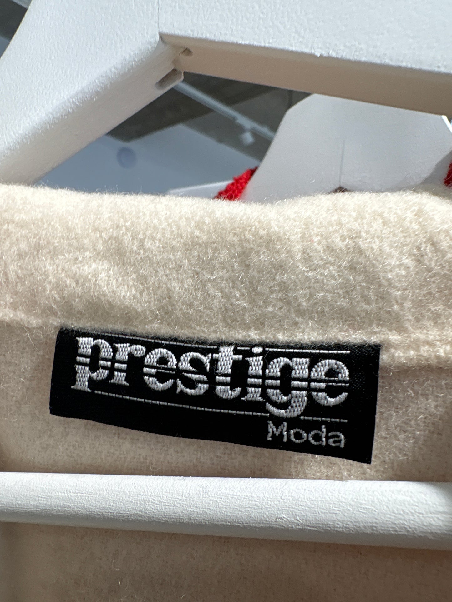 Capa vintage butter white din lana extrafina cu aplicații din dantelă macrame