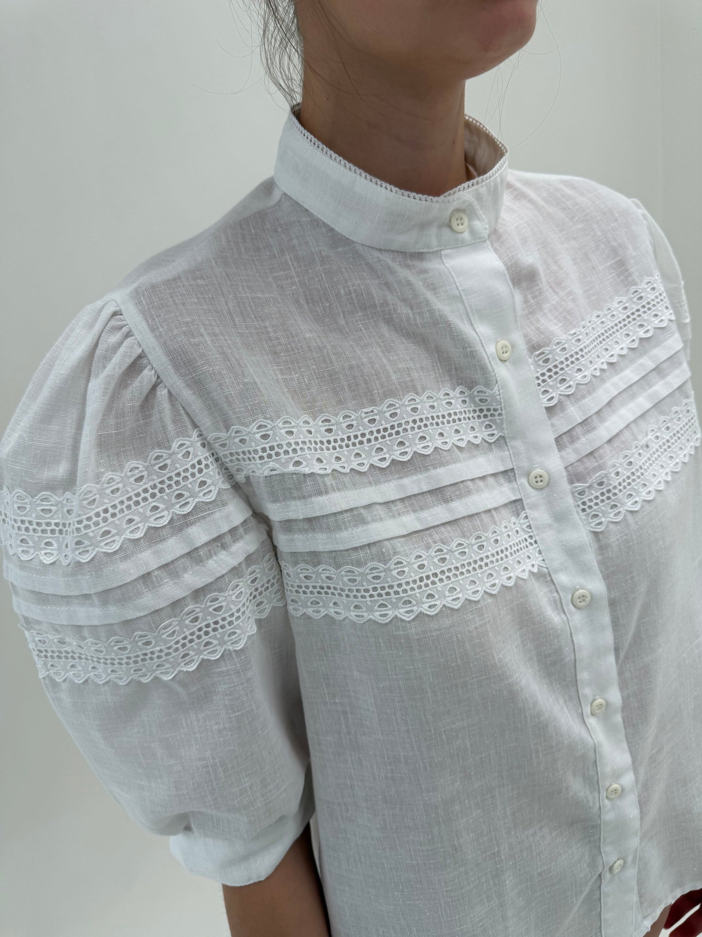 Cămașa vintage din pânză cu umeri bufanți și broderie anglaise