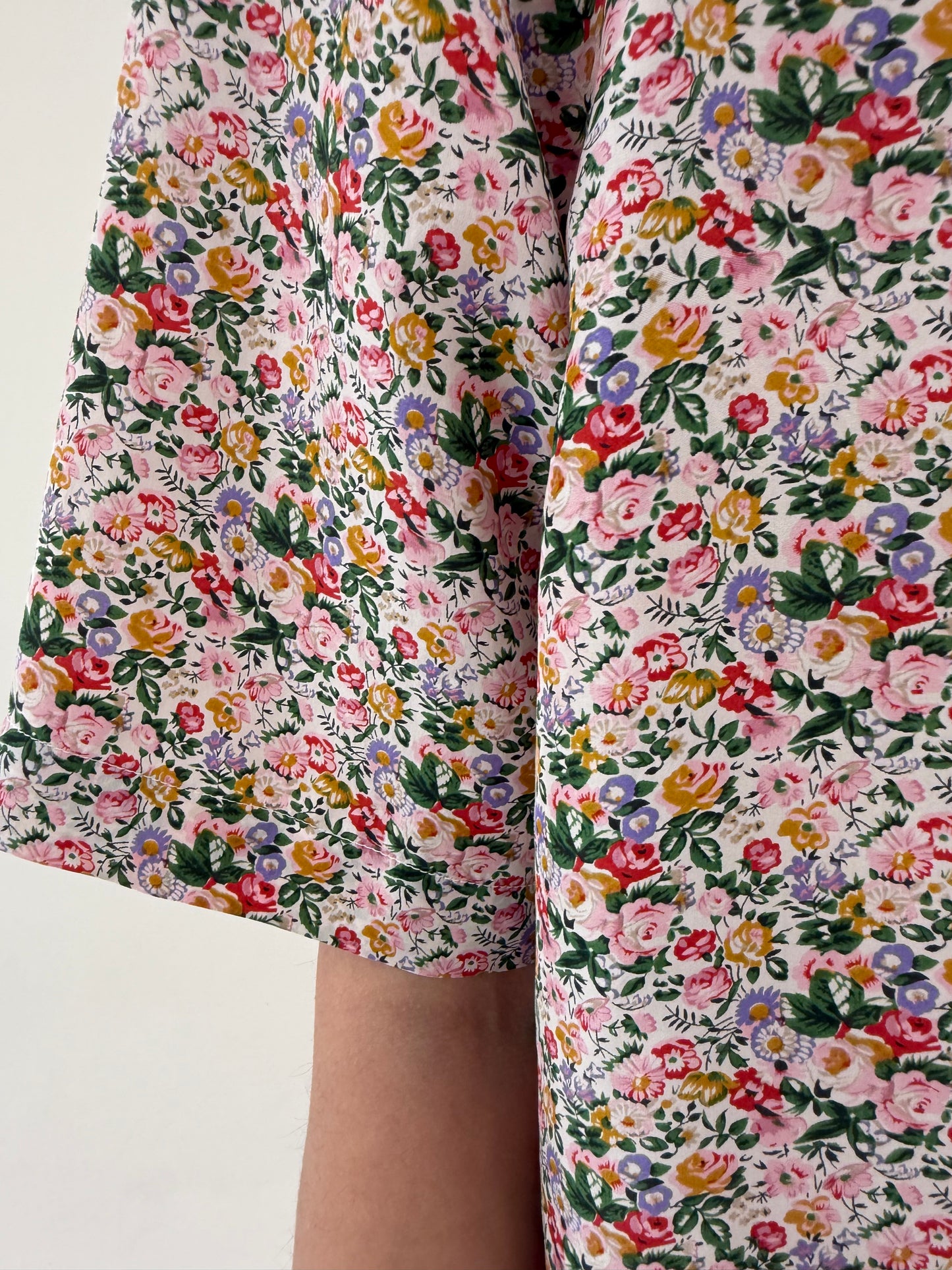 Cămașa powder pink din mătase naturală cu print floral delicat