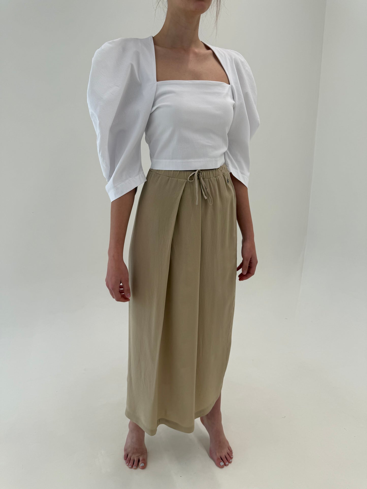 Fustă maxi camel in croi modern din mătase naturală cu influențe casual