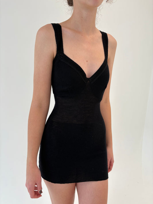 Top negru cambrat din stil furou din lana virgină extrafina