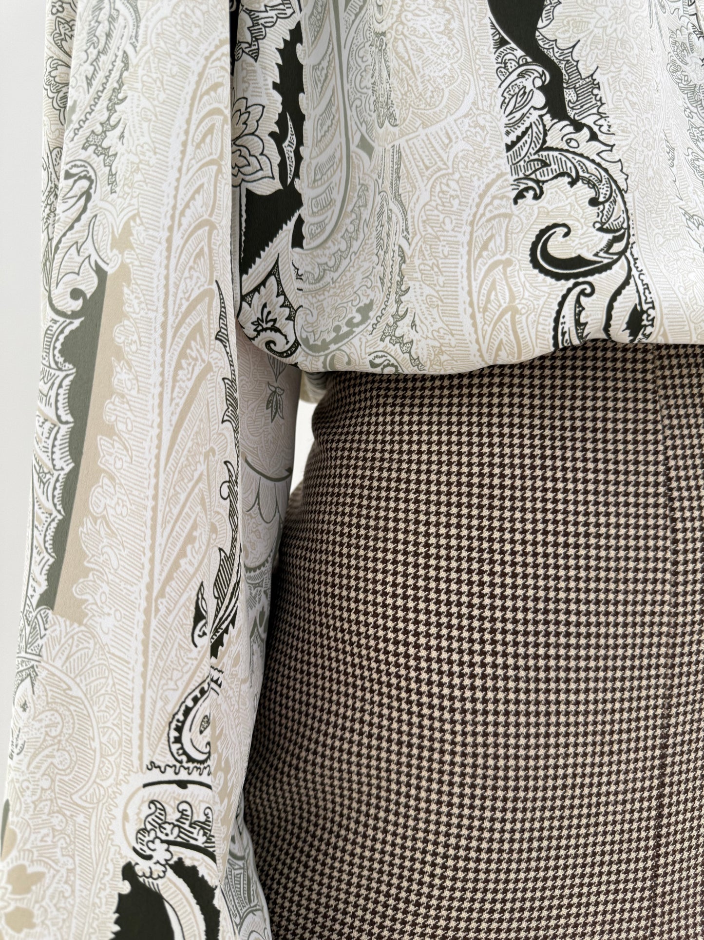 Fustă midi lung plisată din lana extrafina pied de coq chocolate brown