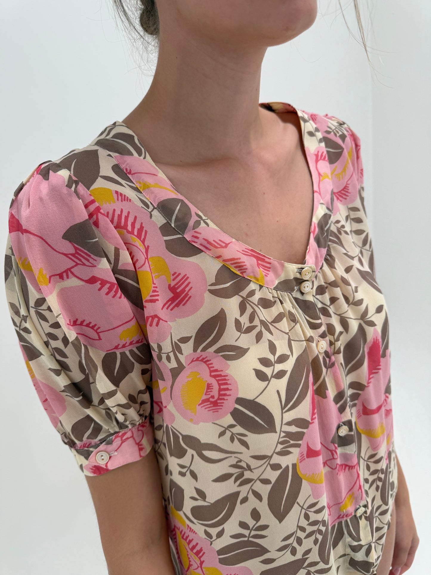 Cămașa camel în croi lejer din mătase naturală cu print floral roz