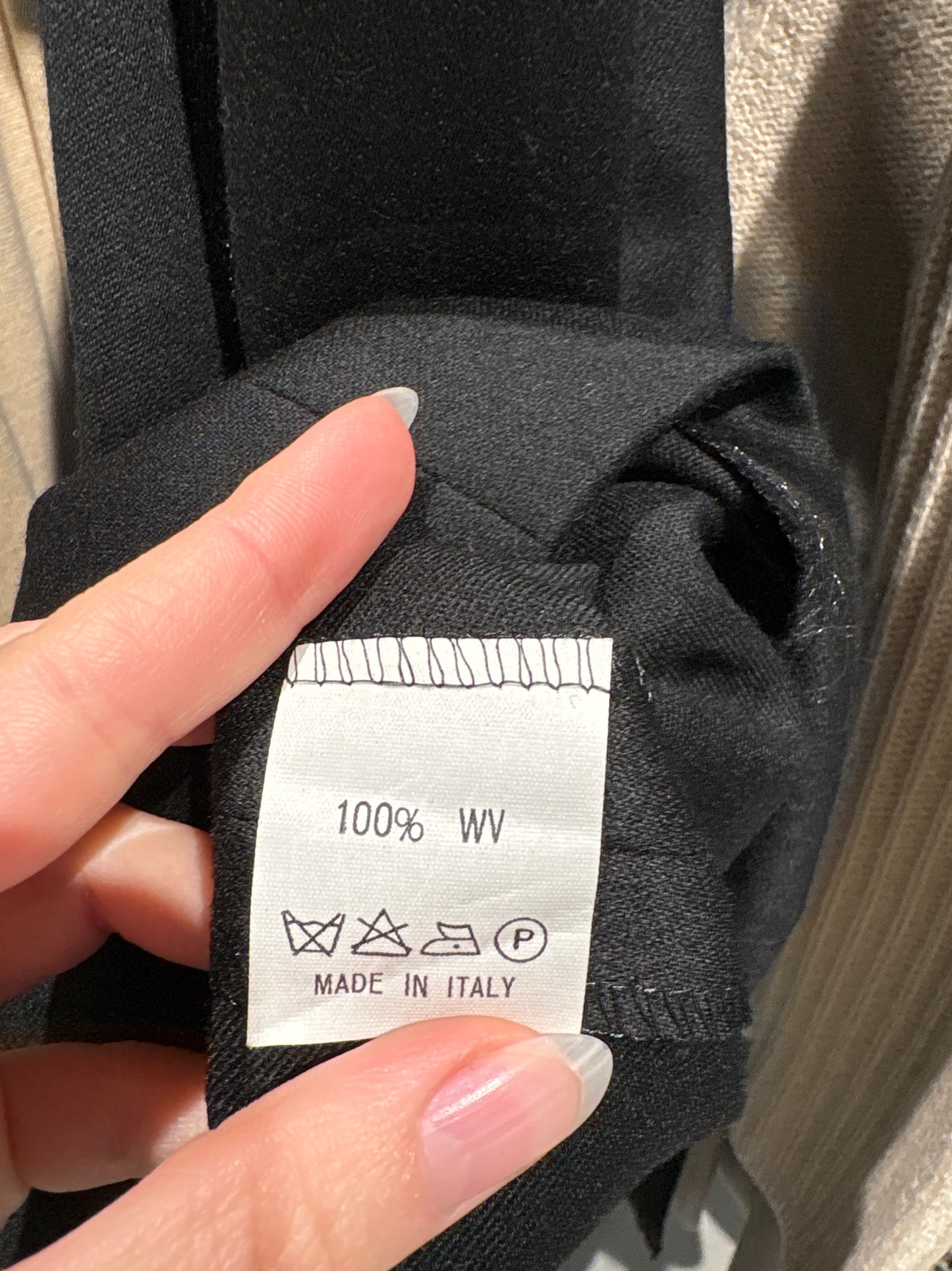 Fustă neagră de la zi la seară cu aplicații manuale din lana extrafina lucioasă