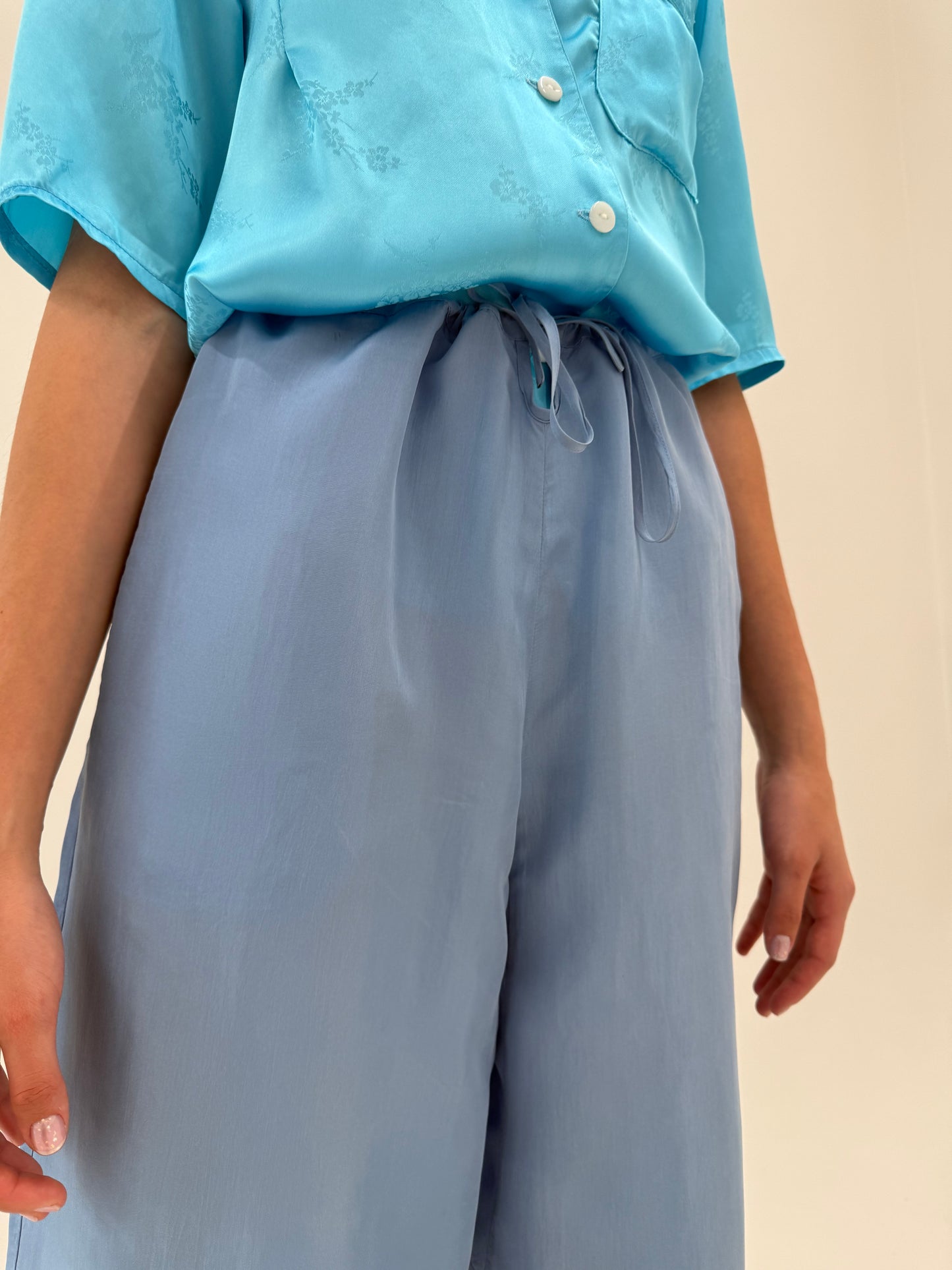 Pantaloni palazzo dusty baby blue din mătase matuala cu talie reglabilă
