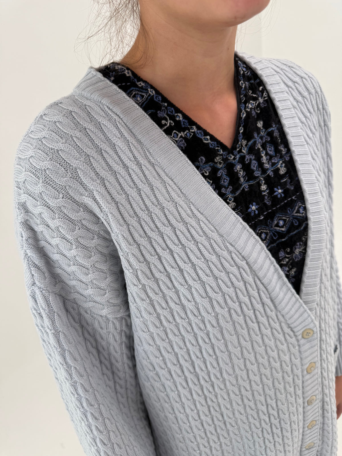 Cardigan petite dusty baby blue cu torsade în croi lung din lana merino extrafina