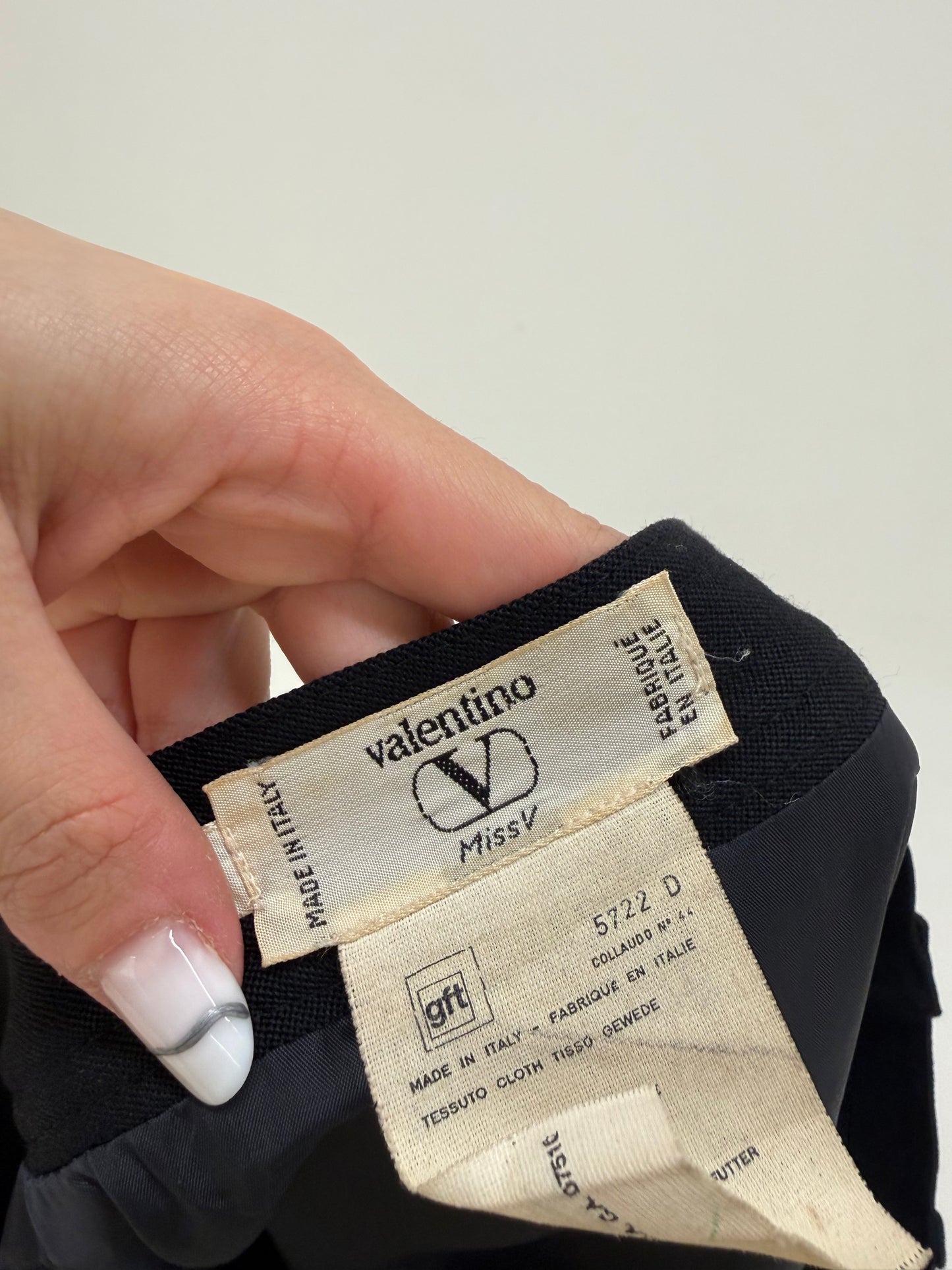 Fusta neagră Valentino cu talie ultra înaltă marcată și pense