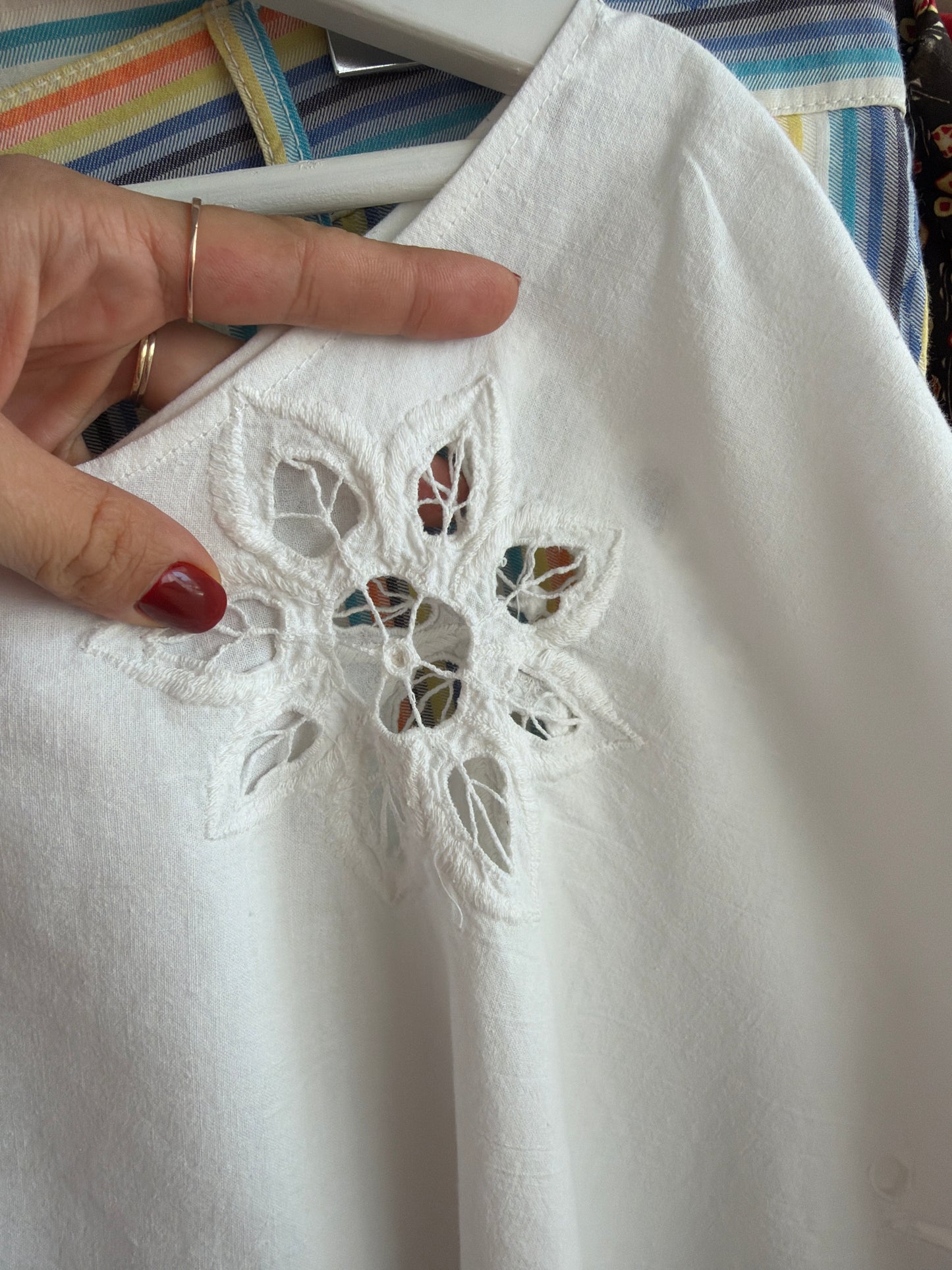 Tunica amplă cu broderie manuală excepțională din pânză de bumbac
