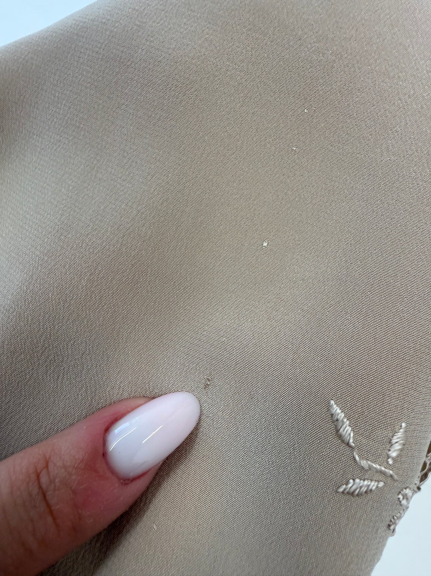 Cămașa nude cu broderie manuală excepțională din mătase naturală
