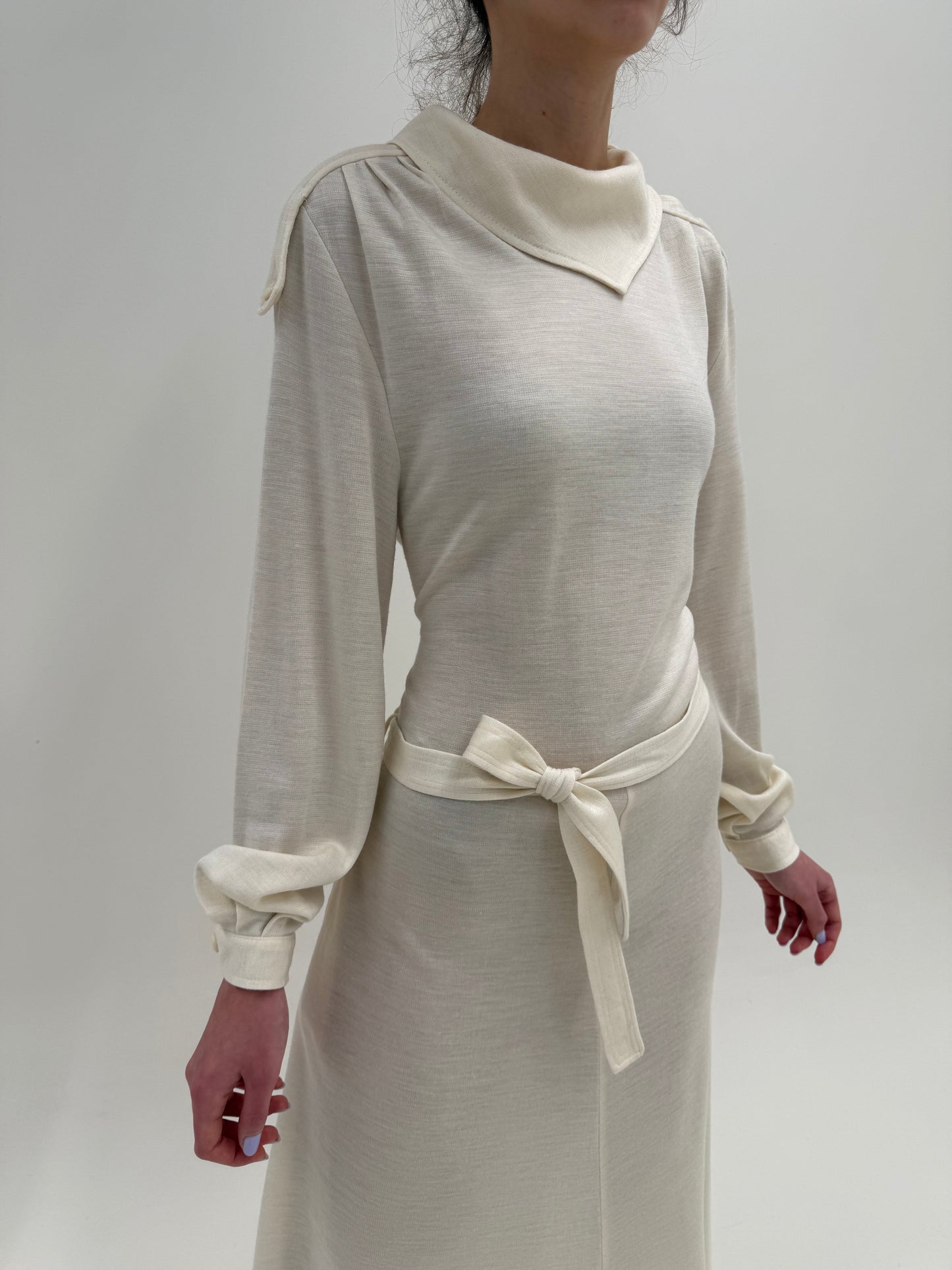 Rochie maxi butter white cu talie reglabilă din jerse de lana extrafina