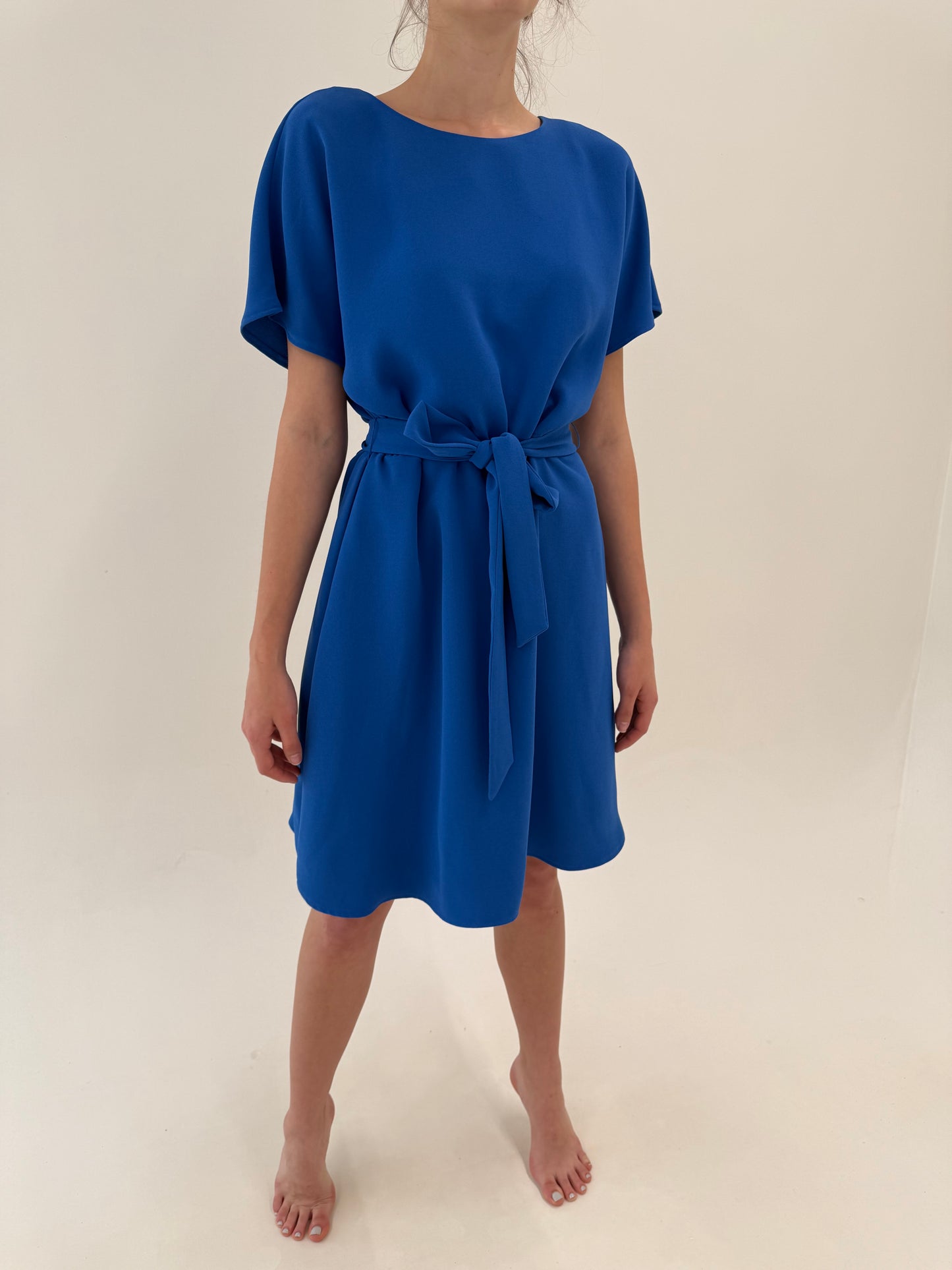 Rochie albastru regal în croi lejer cu talie reglabilă